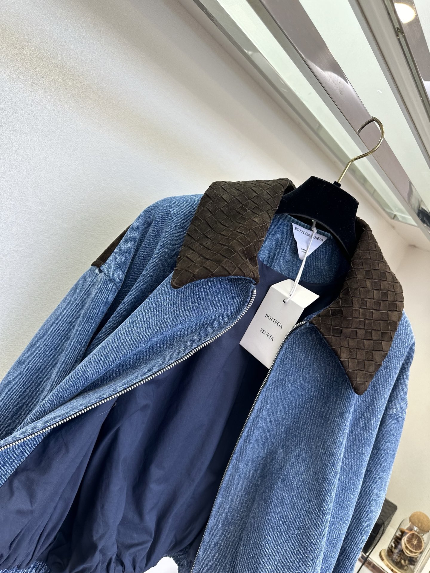 26S 当水洗牛仔的随性，遇上羊皮绒的温柔，是专属于秋冬的高级碰撞。经典蓝牛仔自带做旧肌理，搭配深棕羊皮