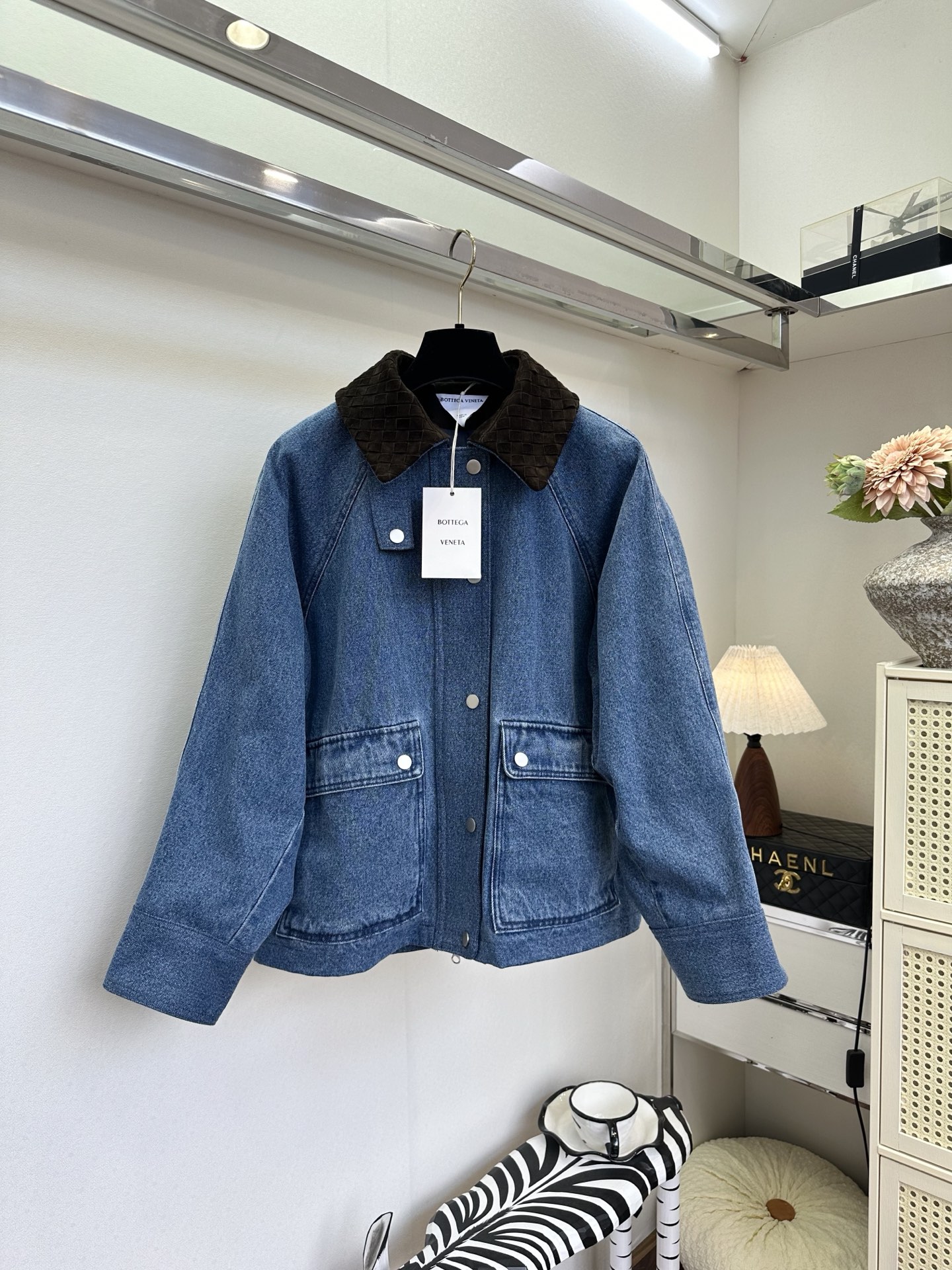 NO:755334,26S When the casualness of washed denim meets the gentleness of sheepskin, it is a high-end collision that is exclusive to autumn and winter. Classic blue denim has its own aged texture, paired with dark brown sheepskin splicing, and the woven texture details of the small lapel neckline, giving it a retro atmosphere. Dropped shoulder sleeves + silhouette are windproof and hide a sense of laziness. It can be salty or sweet ●SIZE s m l●, Bottega Veneta - Clothing, bottega veneta, sheepskin,1986090926S 当水洗牛仔的随性,遇上羊皮绒的温柔,是专属于秋冬的高级碰撞.经典蓝牛仔自带做旧肌理,搭配深棕羊皮绒拼接,小翻领口的编织纹理细节,把复古氛围拉满.落肩袖+廓版型 防风又藏住慵懒感.可盐可甜 ●SIZE s m l●,葆蝶家-服装,bottega veneta,sheepskin,,Women's clothing