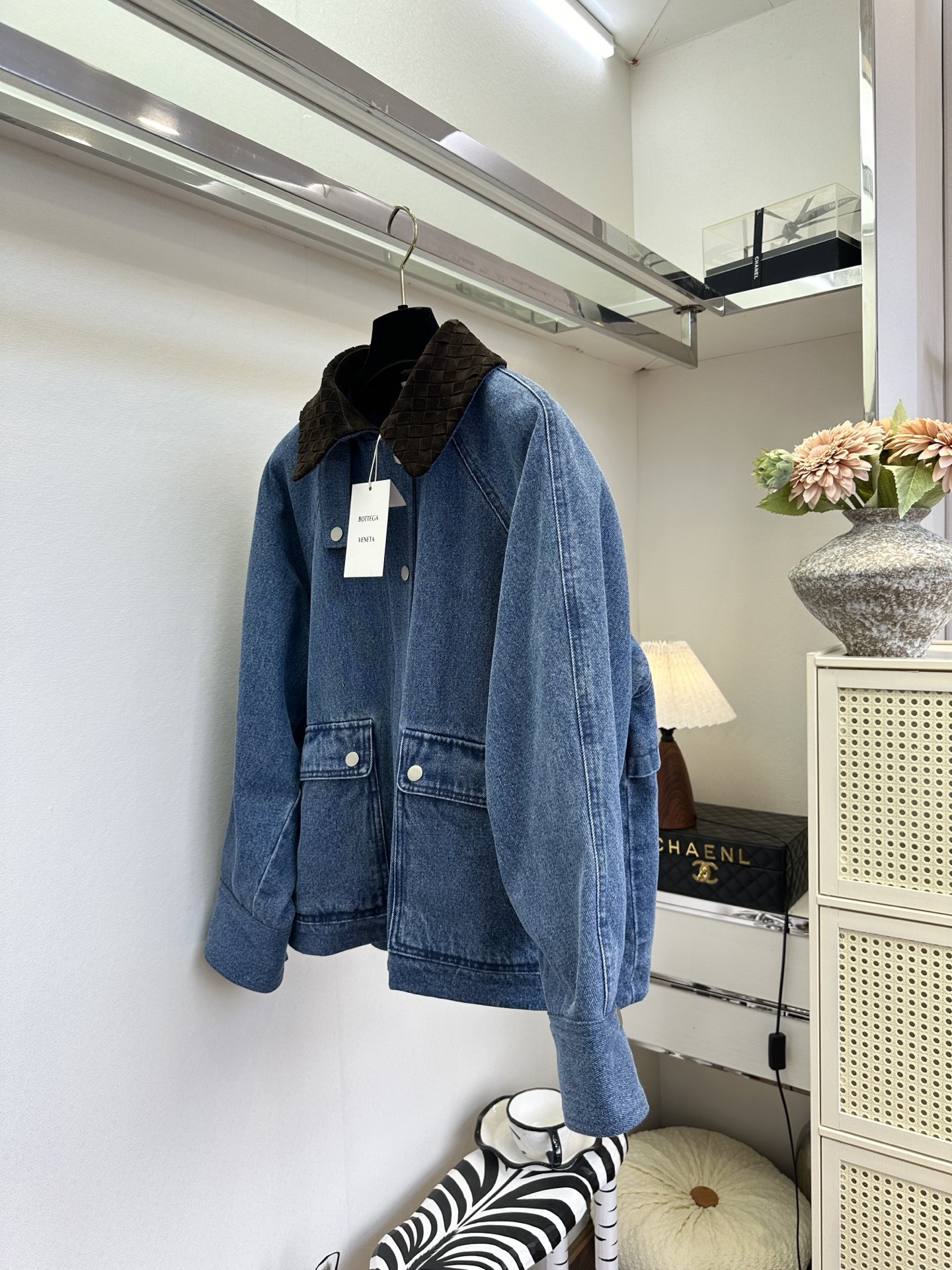 26S 当水洗牛仔的随性，遇上羊皮绒的温柔，是专属于秋冬的高级碰撞。经典蓝牛仔自带做旧肌理，搭配深棕羊皮