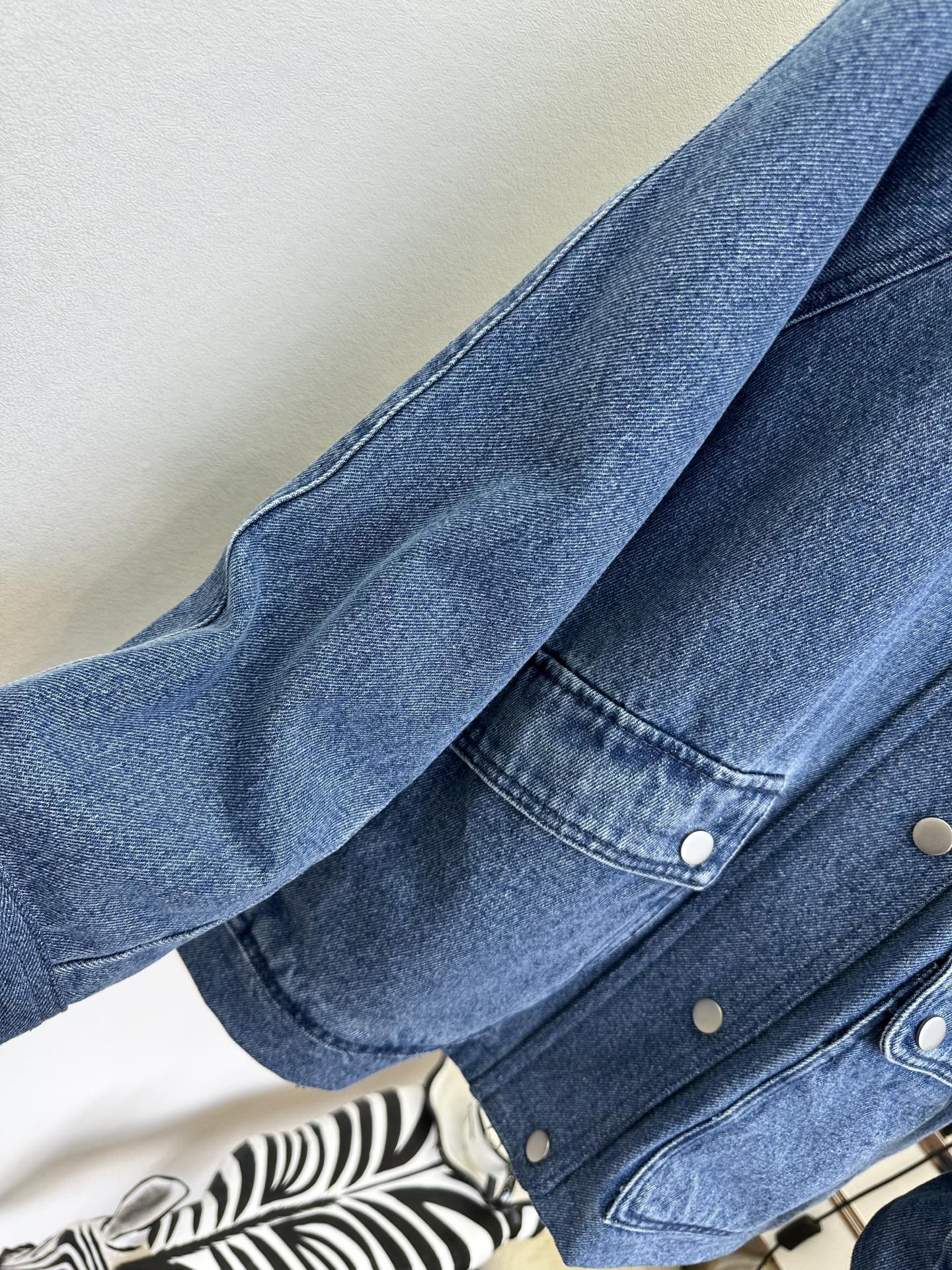 26S 当水洗牛仔的随性，遇上羊皮绒的温柔，是专属于秋冬的高级碰撞。经典蓝牛仔自带做旧肌理，搭配深棕羊皮