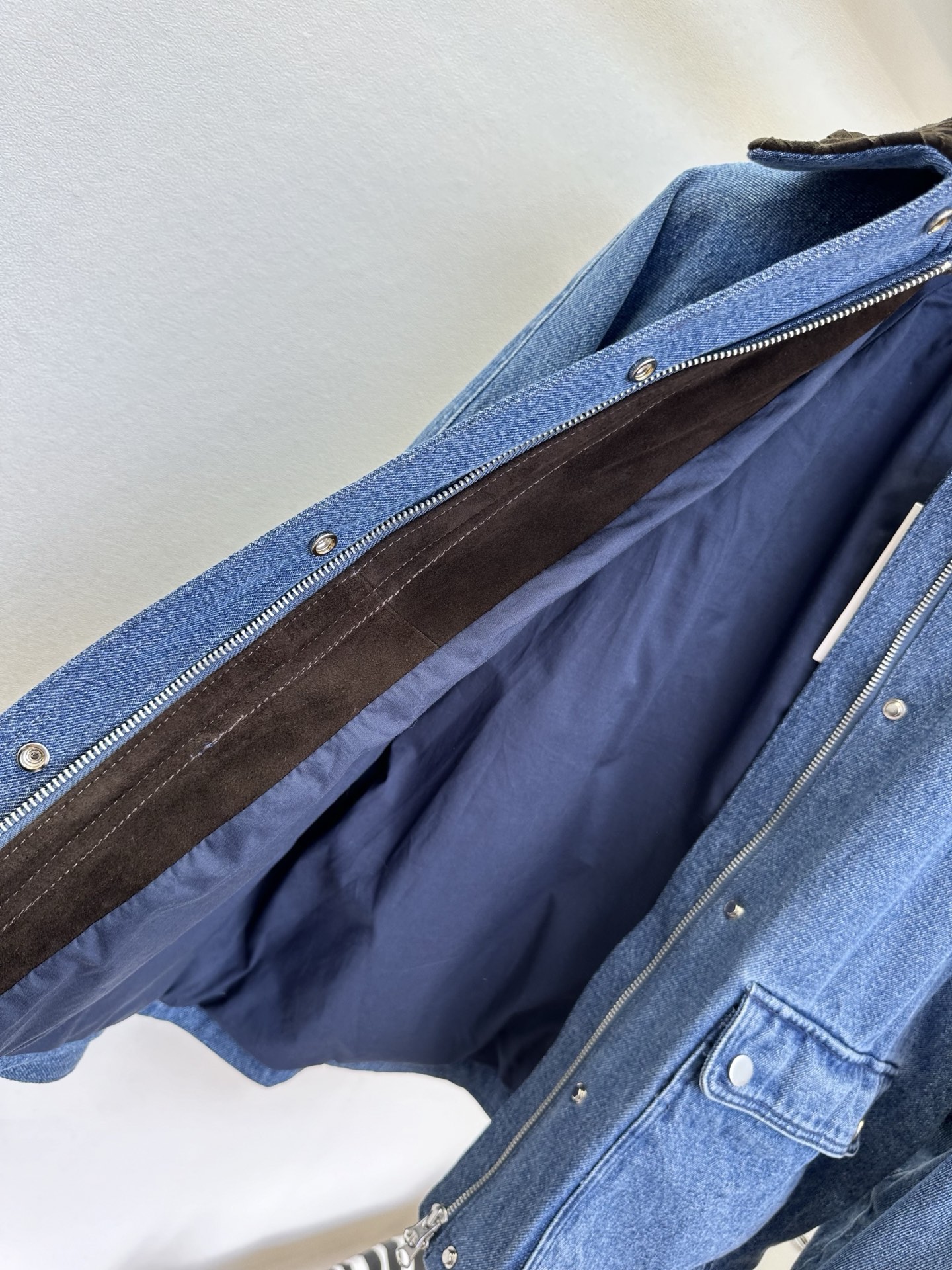 26S 当水洗牛仔的随性，遇上羊皮绒的温柔，是专属于秋冬的高级碰撞。经典蓝牛仔自带做旧肌理，搭配深棕羊皮