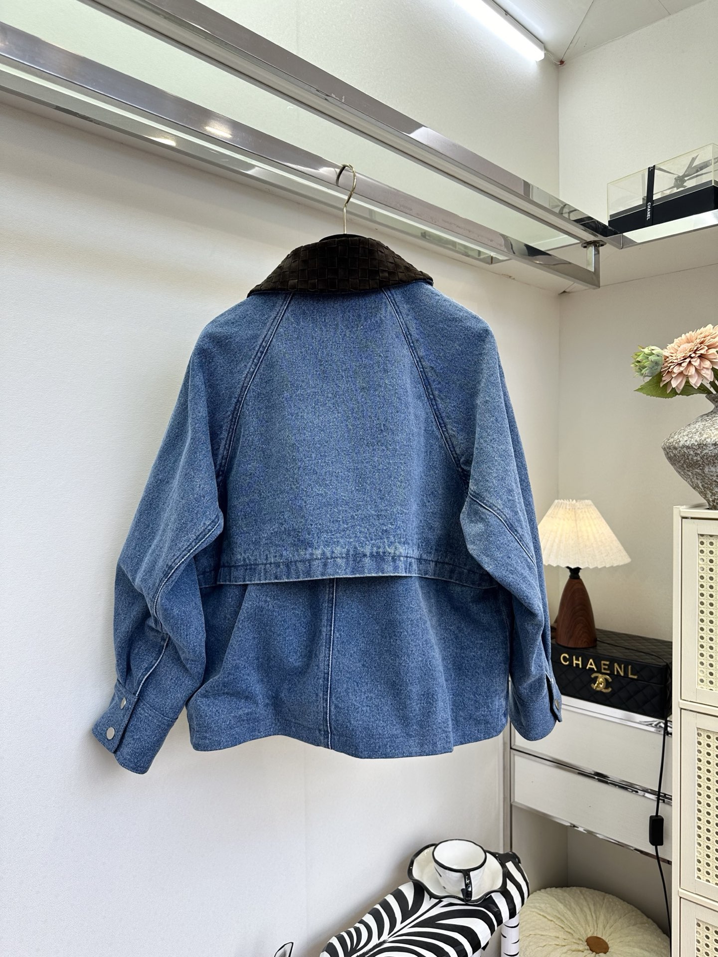 26S 当水洗牛仔的随性，遇上羊皮绒的温柔，是专属于秋冬的高级碰撞。经典蓝牛仔自带做旧肌理，搭配深棕羊皮