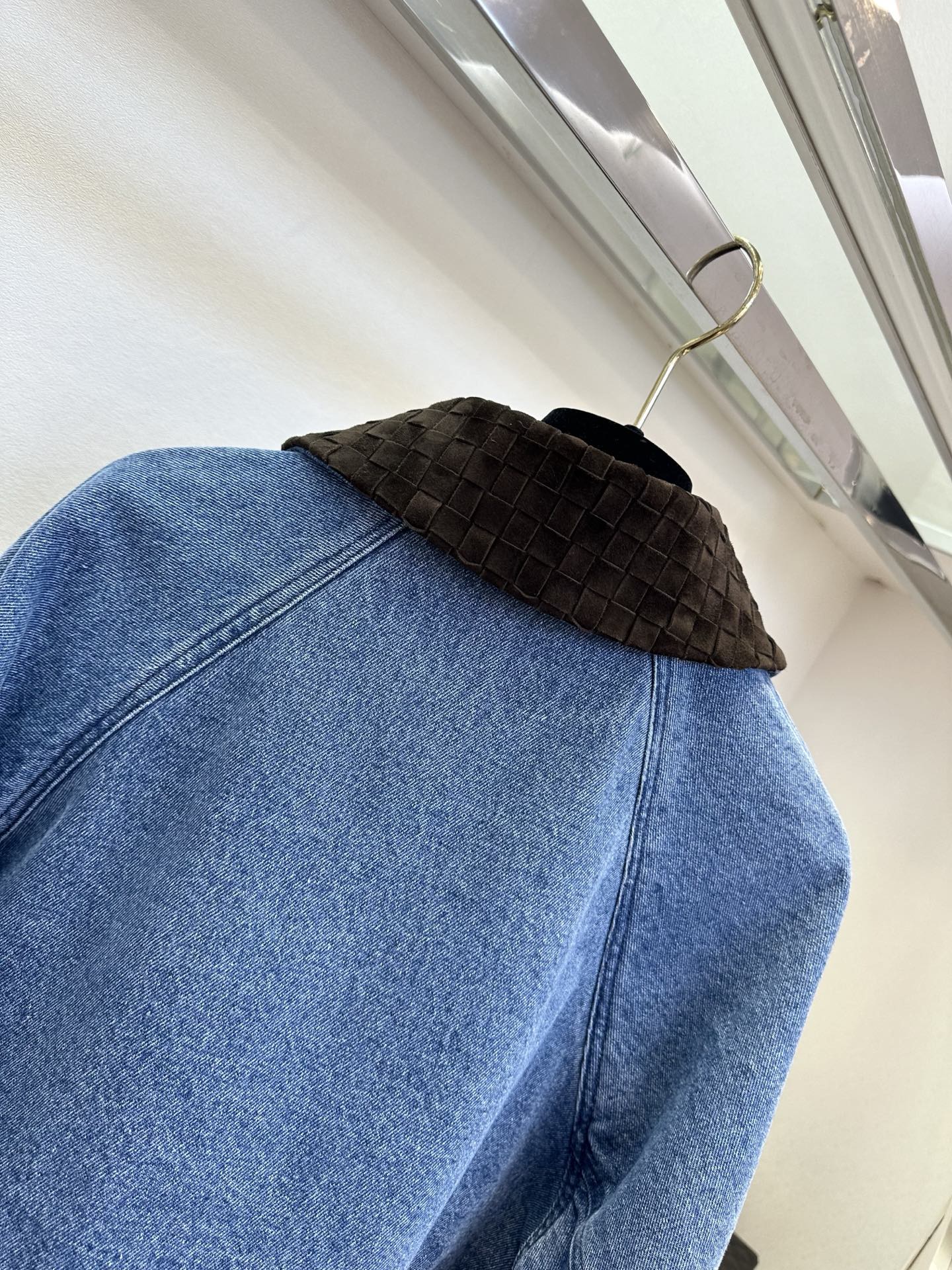 26S 当水洗牛仔的随性，遇上羊皮绒的温柔，是专属于秋冬的高级碰撞。经典蓝牛仔自带做旧肌理，搭配深棕羊皮