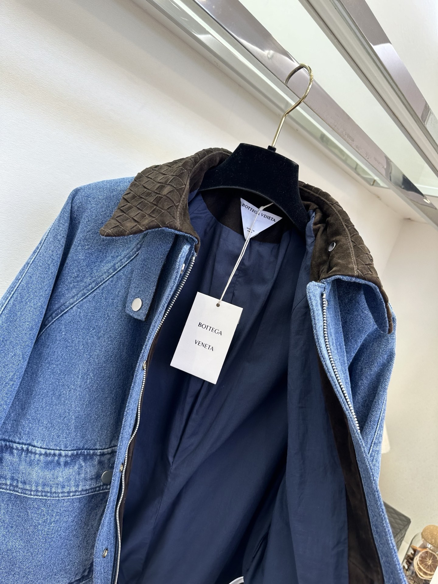 26S 当水洗牛仔的随性，遇上羊皮绒的温柔，是专属于秋冬的高级碰撞。经典蓝牛仔自带做旧肌理，搭配深棕羊皮