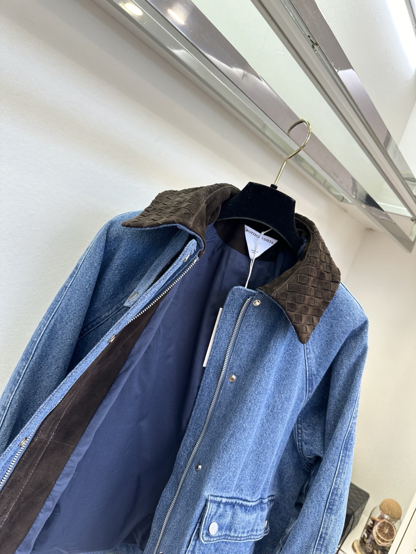 26S 当水洗牛仔的随性，遇上羊皮绒的温柔，是专属于秋冬的高级碰撞。经典蓝牛仔自带做旧肌理，搭配深棕羊皮