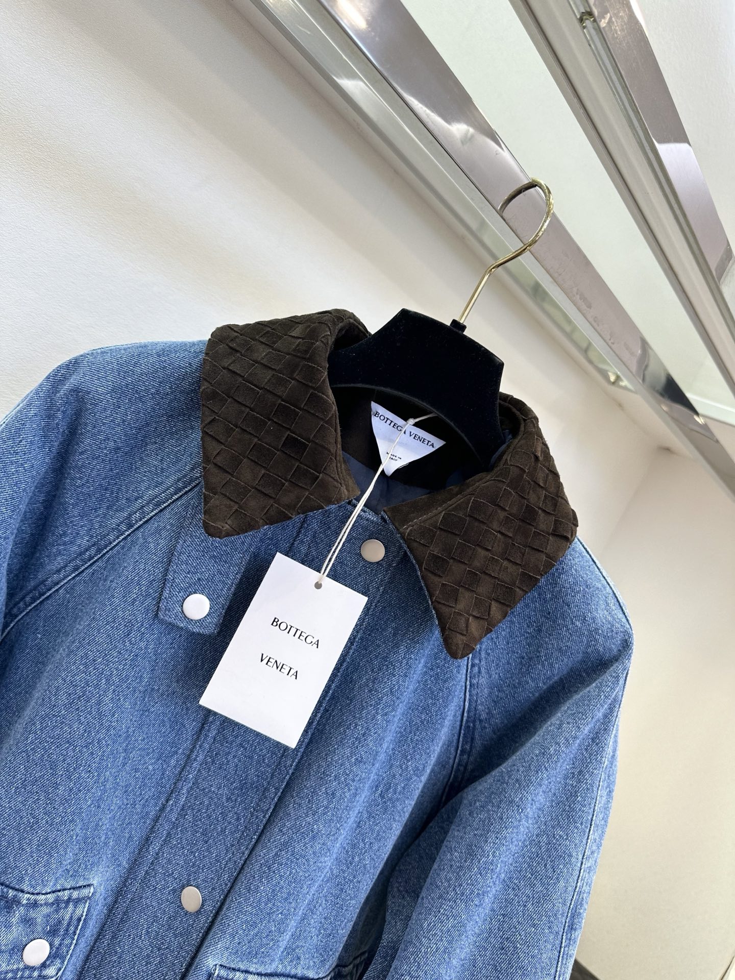 26S 当水洗牛仔的随性，遇上羊皮绒的温柔，是专属于秋冬的高级碰撞。经典蓝牛仔自带做旧肌理，搭配深棕羊皮