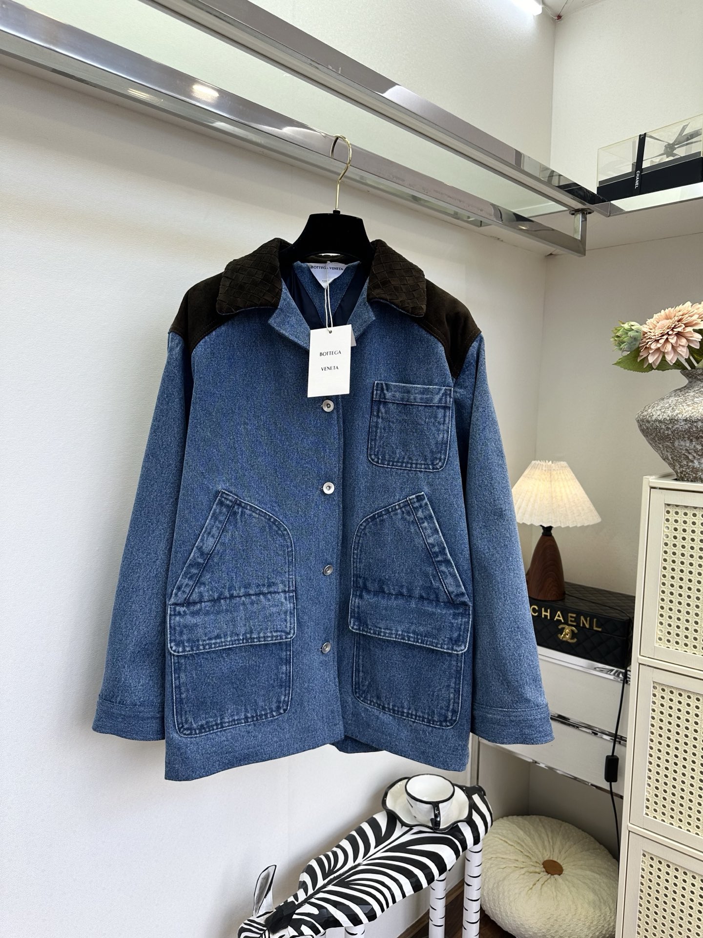 NO:755336,26S wears retro on the body, which is a romantic encounter between denim and sheepskin. The toughness of distressed denim balances the gentleness of sheepskin. The splicing of the shoulder line and the neckline gives a low-key sense of luxury. The large-pocket workwear design is casual and neat. No matter how windy it is, it can wrap up the whole body in a relaxed and comfortable way. This jacket has taken over my entire early spring outfit inspiration. ●SIZE s m  l●, Bottega Veneta-clothing,bottega veneta,jackets & coats,sheepskin,1986090926S 把复古穿在身上,是牛仔与羊皮绒的浪漫邂逅做旧牛仔的硬朗,中和了羊皮绒的温柔,肩线与领口的拼接,是低调的高级感,大口袋工装设计,随性又利落,风再大,也能裹住一身松弛与自在.这件外套,承包了我整个早春的穿搭灵感. ●SIZE s m l●,葆蝶家-服装,bottega veneta,jackets & coats,sheepskin,,Women's clothing