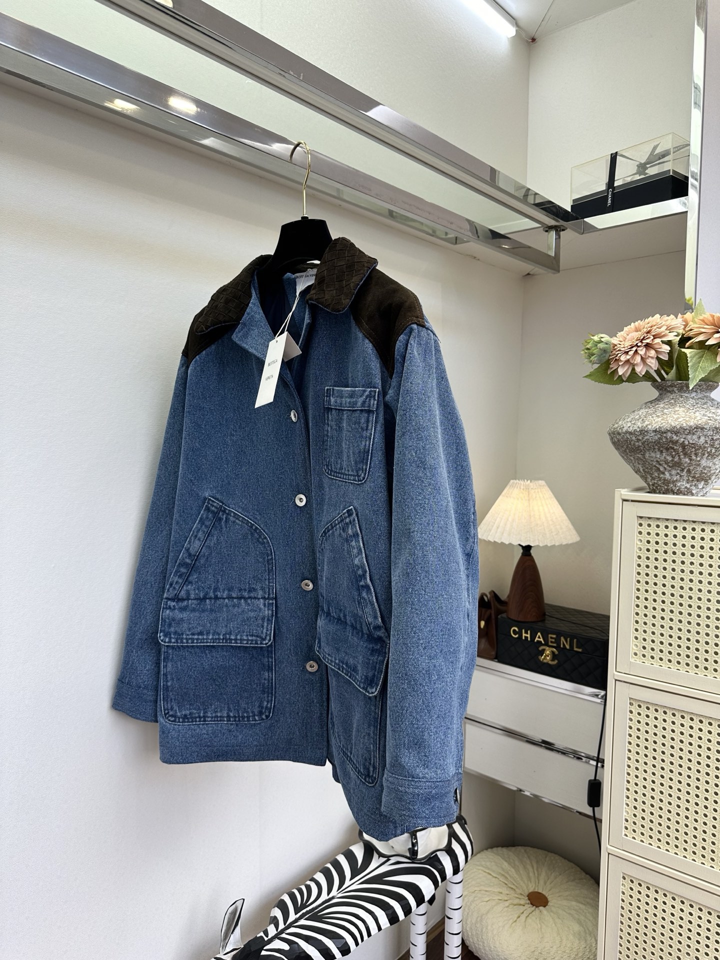 26S 把复古穿在身上，是牛仔与羊皮绒的浪漫邂逅🍂做旧牛仔的硬朗，中和了羊皮绒的温柔，肩线与领口的拼接，