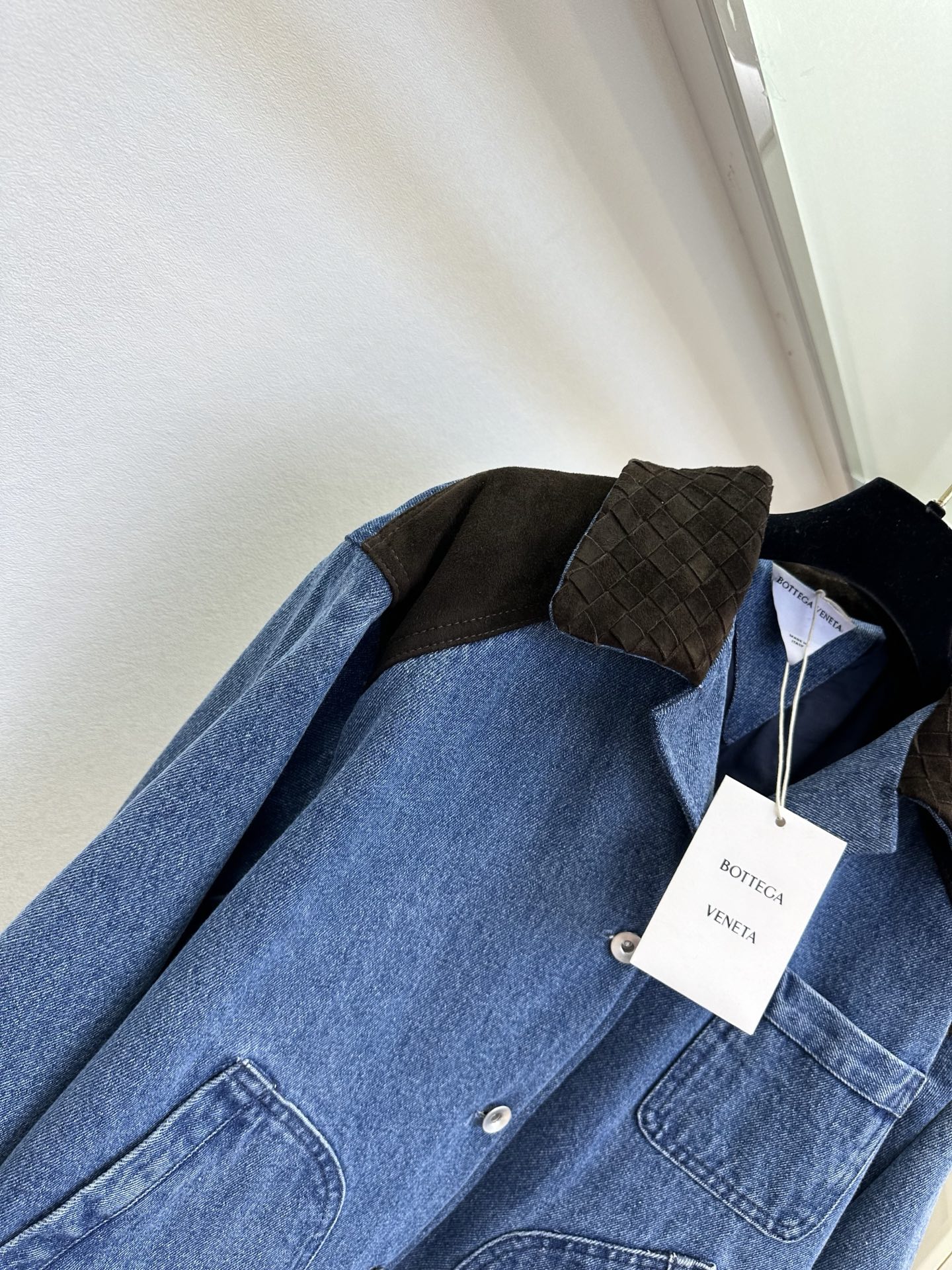 26S 把复古穿在身上，是牛仔与羊皮绒的浪漫邂逅🍂做旧牛仔的硬朗，中和了羊皮绒的温柔，肩线与领口的拼接，