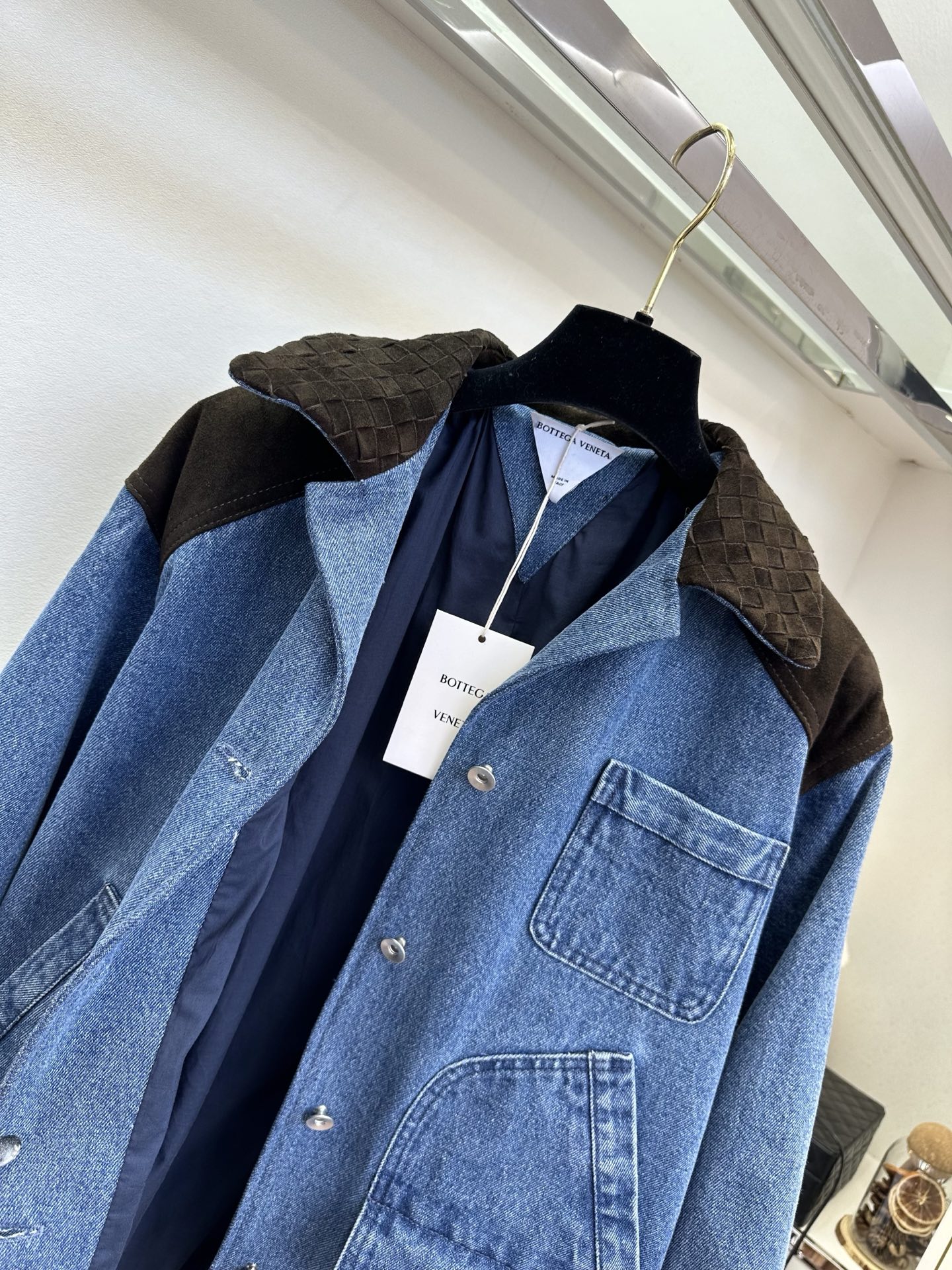 26S 把复古穿在身上，是牛仔与羊皮绒的浪漫邂逅🍂做旧牛仔的硬朗，中和了羊皮绒的温柔，肩线与领口的拼接，