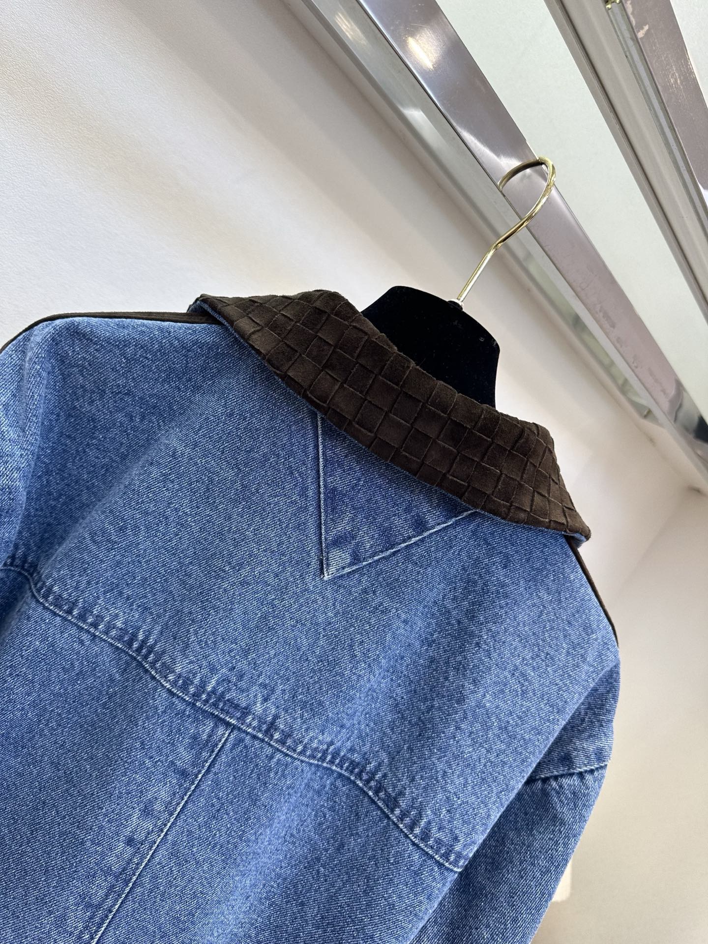 26S 把复古穿在身上，是牛仔与羊皮绒的浪漫邂逅🍂做旧牛仔的硬朗，中和了羊皮绒的温柔，肩线与领口的拼接，