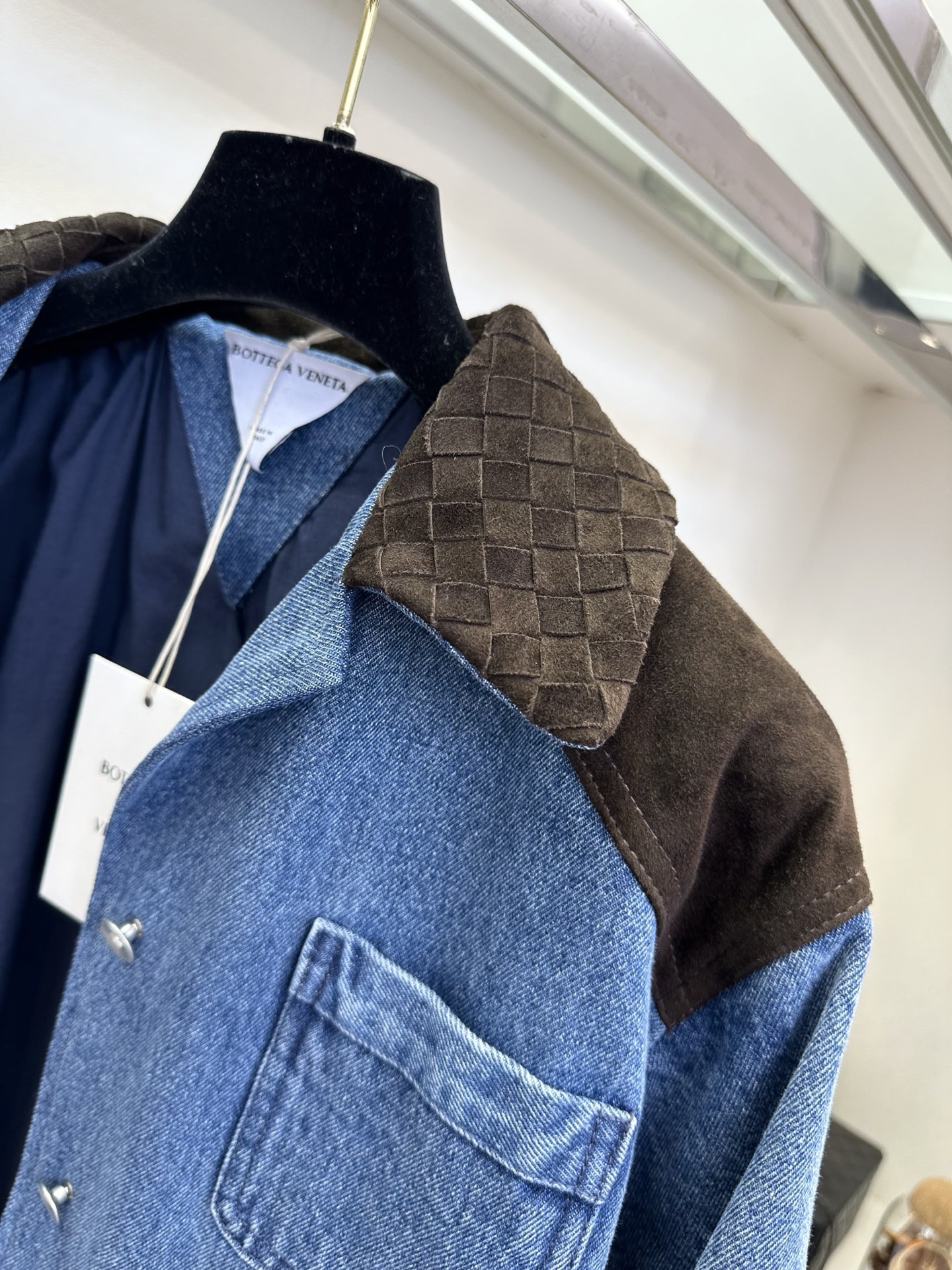 26S 把复古穿在身上，是牛仔与羊皮绒的浪漫邂逅🍂做旧牛仔的硬朗，中和了羊皮绒的温柔，肩线与领口的拼接，