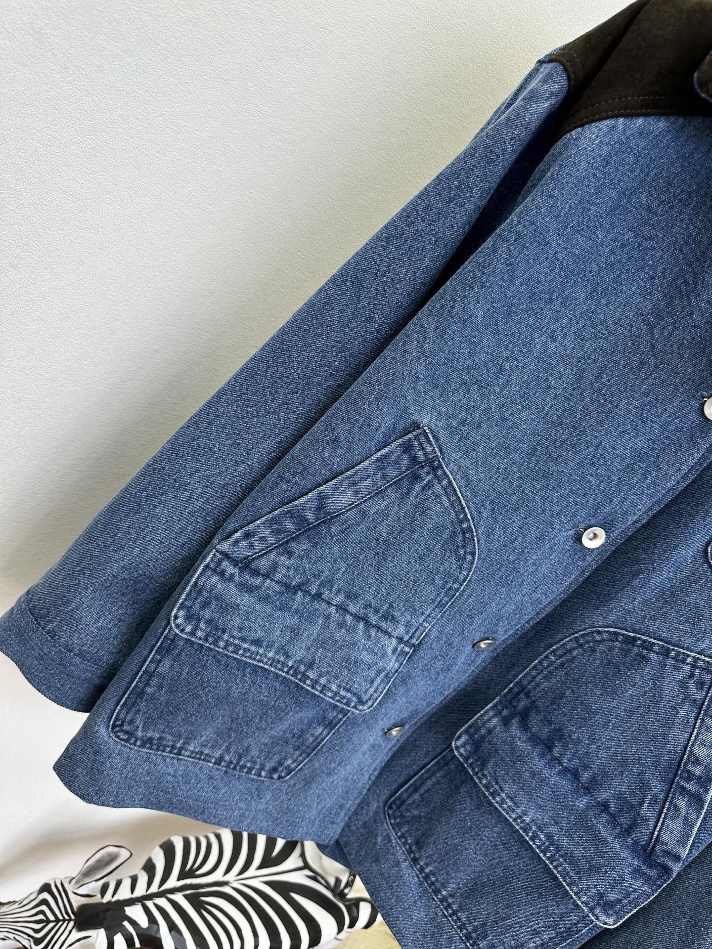 26S 把复古穿在身上，是牛仔与羊皮绒的浪漫邂逅🍂做旧牛仔的硬朗，中和了羊皮绒的温柔，肩线与领口的拼接，