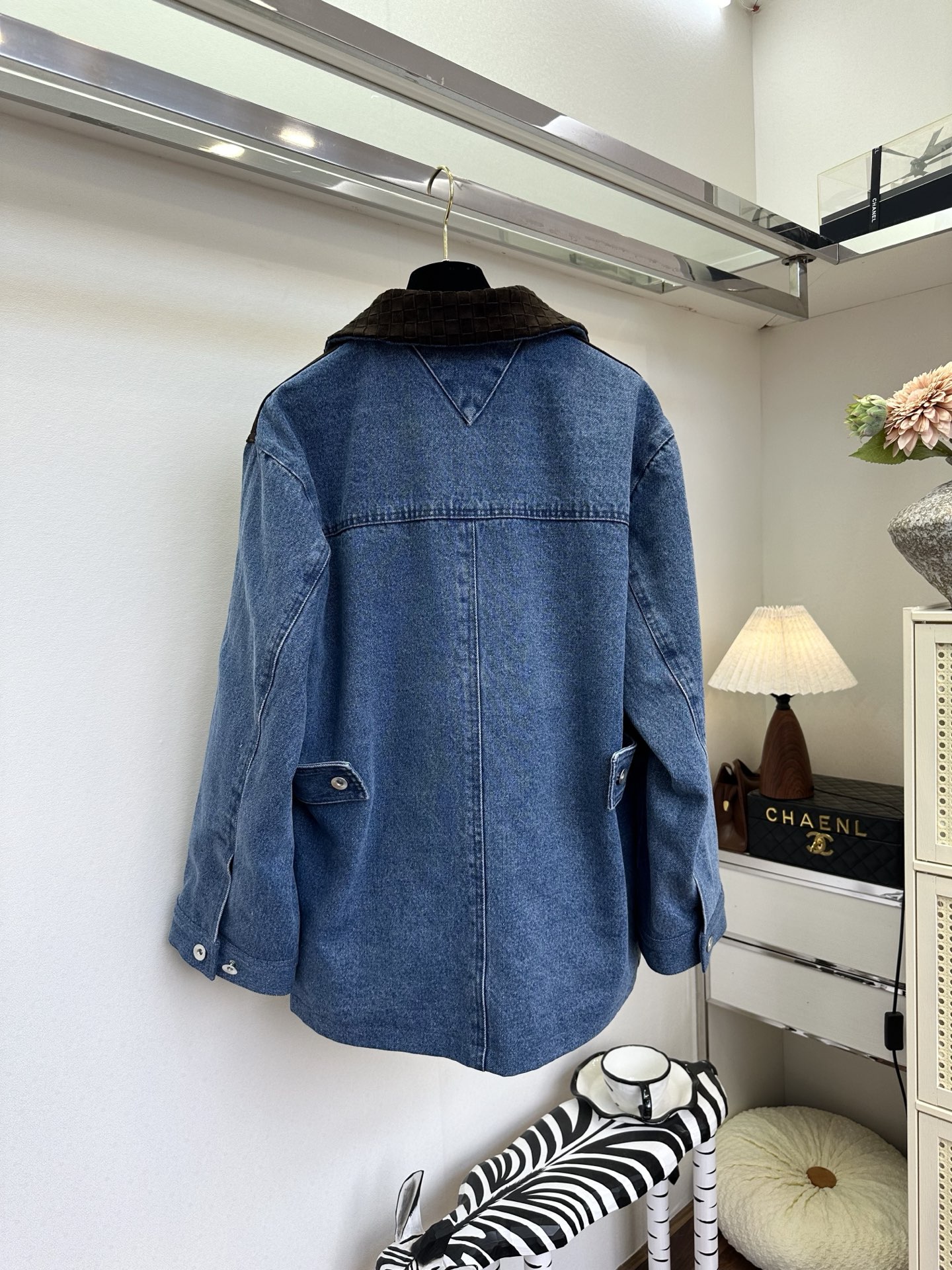 26S 把复古穿在身上，是牛仔与羊皮绒的浪漫邂逅🍂做旧牛仔的硬朗，中和了羊皮绒的温柔，肩线与领口的拼接，