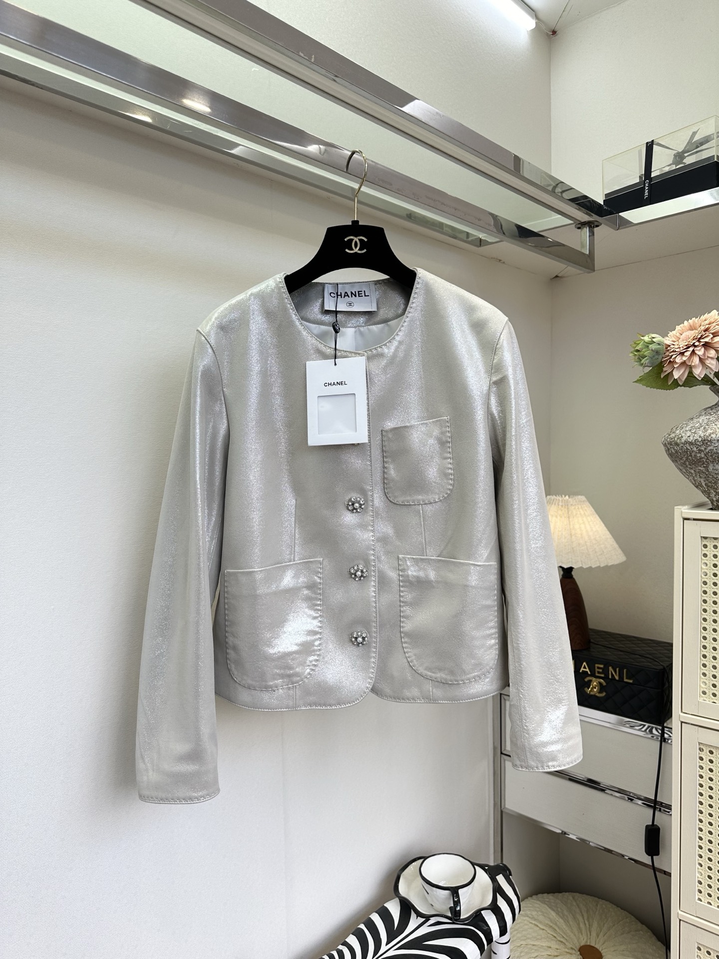 NO:755329,26S Xiaoxiang style washed sheepskin jacket brings a sense of luxury to your body. Selected imported washed sheepskin, matte pearlescent texture with soft light filter, round neck collarless design + exquisite diamond buckle, simple but hidden details. Loose tailoring does not flatter the body shape, easily creating a casual and lazy French atmosphere. The first light luxury jacket in spring, gentle and noble, let you shine in the crowd. ●SIZE s m  l●,Chanel-clothing,chanel,jackets & coats,sheepskin,1986090926S 小香风洗水羊皮外套,把高级感穿在身上.甄选进口洗水羊皮,哑光珠光肌理自带柔光滤镜,圆领无领设计+精致钻扣,简约却藏着细节感.宽松剪裁不挑身形,轻松打造随性慵懒的法式氛围,春天的第一件轻奢外套,温柔又显贵,让你在人群中自带光芒. ●SIZE s m l●,香奈儿-服装,chanel,jackets & coats,sheepskin,,Women's clothing