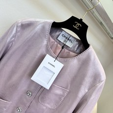 「不一样的皮衣设计 独特的美」小香风洗水羊皮外套,把高级感穿在身上。甄选进口洗水羊皮,哑光珠光肌理自带柔 「不一样的皮衣设计 独特的美」小香风洗水羊皮外套,把高级感穿在身上。甄选进口洗水羊皮,哑光珠光肌理自带柔