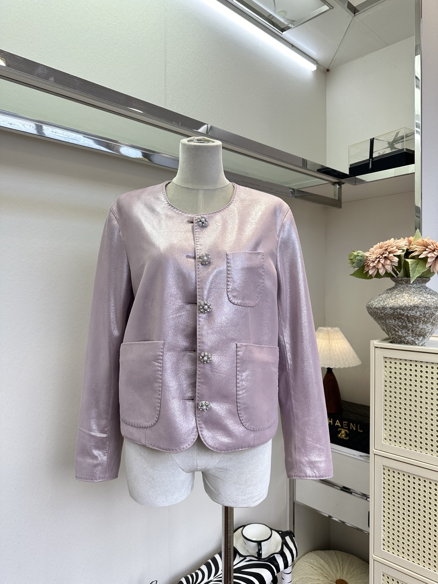 NO:755331,26S Xiaoxiang style washed sheepskin jacket brings a sense of luxury to your body. Selected imported washed sheepskin, matte pearlescent texture with soft light filter, round neck collarless design + exquisite diamond buckle, simple but hidden details. Loose tailoring does not flatter the body shape, easily creating a casual and lazy French atmosphere. The first light luxury jacket in spring, gentle and noble, let you shine in the crowd. ●SIZE s m  l●,Chanel-clothing,chanel,jackets & coats,sheepskin,1986090926S 小香风洗水羊皮外套,把高级感穿在身上.甄选进口洗水羊皮,哑光珠光肌理自带柔光滤镜,圆领无领设计+精致钻扣,简约却藏着细节感.宽松剪裁不挑身形,轻松打造随性慵懒的法式氛围,春天的第一件轻奢外套,温柔又显贵,让你在人群中自带光芒. ●SIZE s m l●,香奈儿-服装,chanel,jackets & coats,sheepskin,,Women's clothing