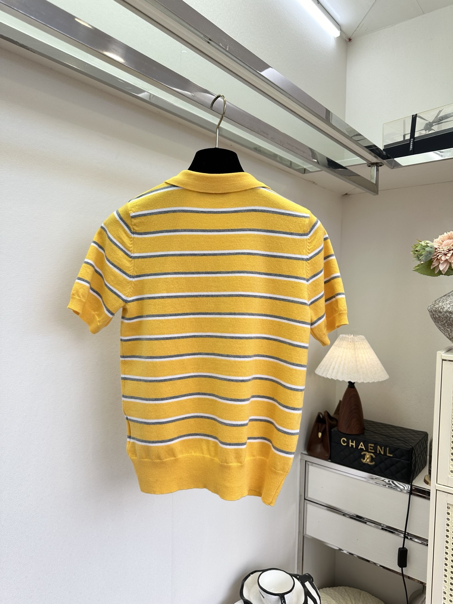 26SS miumiu条纹针织Polo衫，把甜妹的浪漫揉进针脚里。芒果黄色条纹，少女感与复古调调撞个满怀