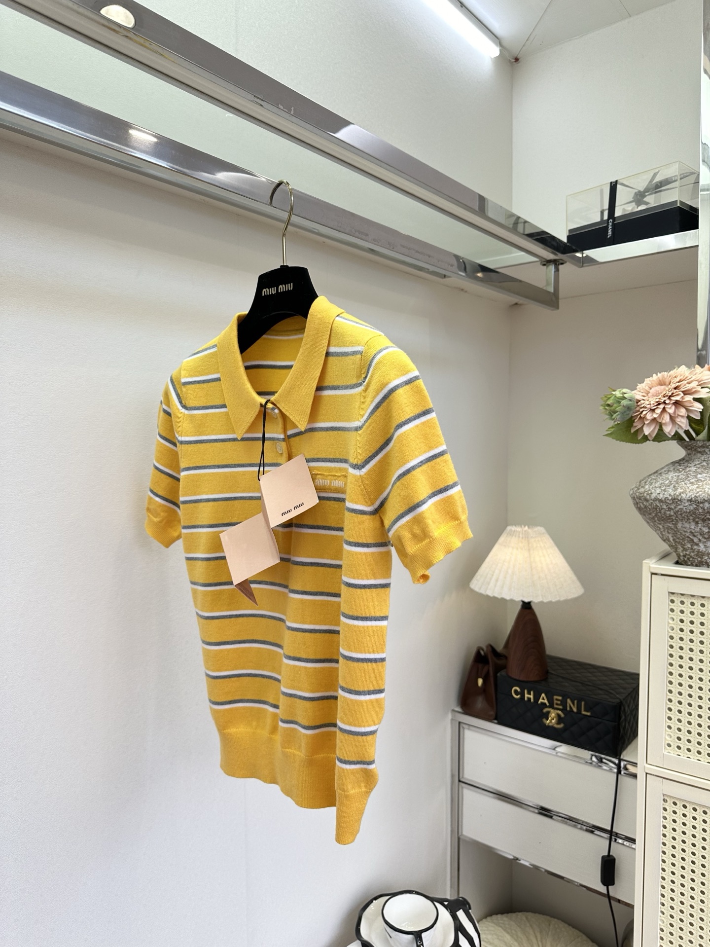 26SS miumiu条纹针织Polo衫，把甜妹的浪漫揉进针脚里。芒果黄色条纹，少女感与复古调调撞个满怀