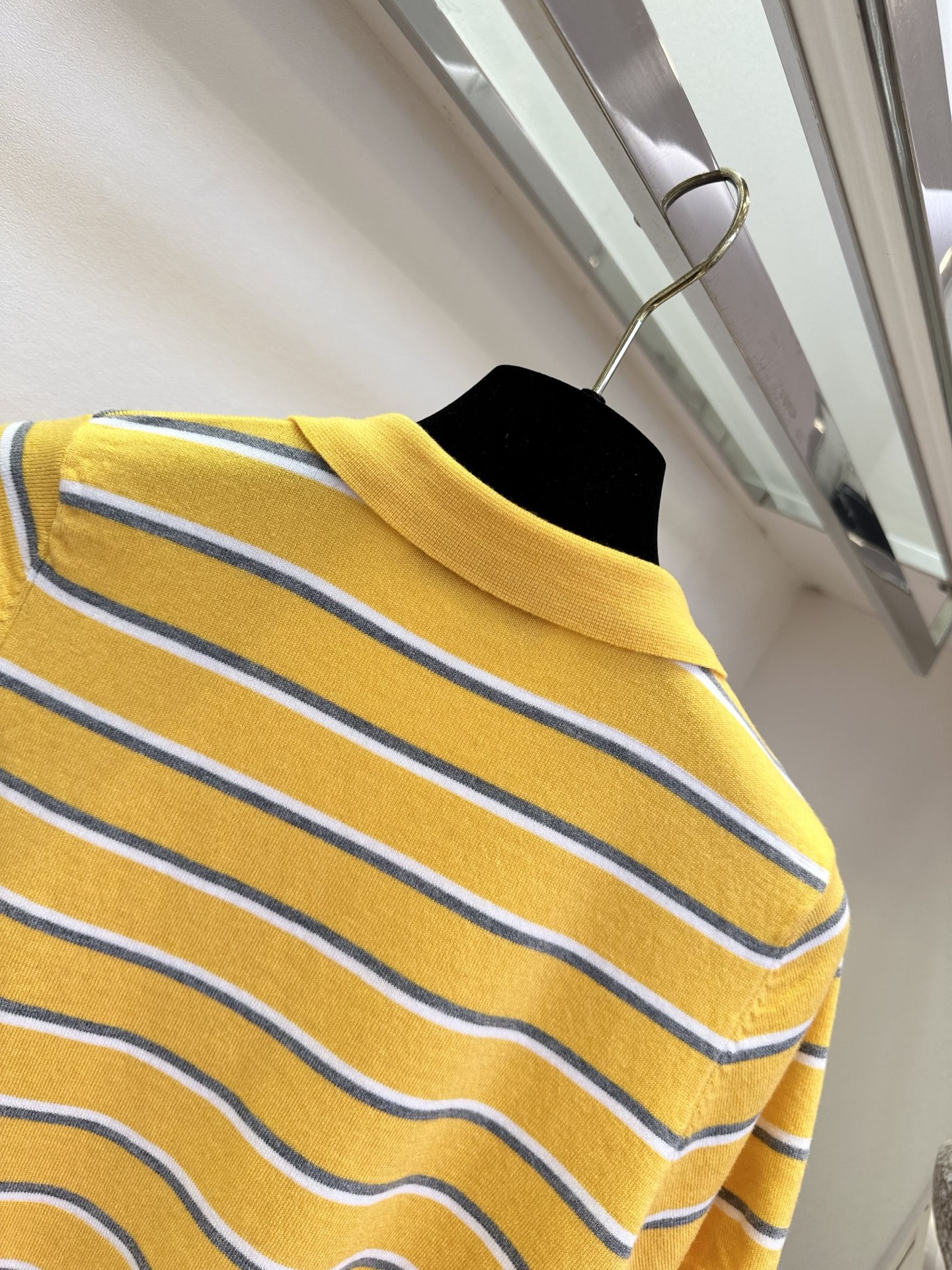 26SS miumiu条纹针织Polo衫，把甜妹的浪漫揉进针脚里。芒果黄色条纹，少女感与复古调调撞个满怀