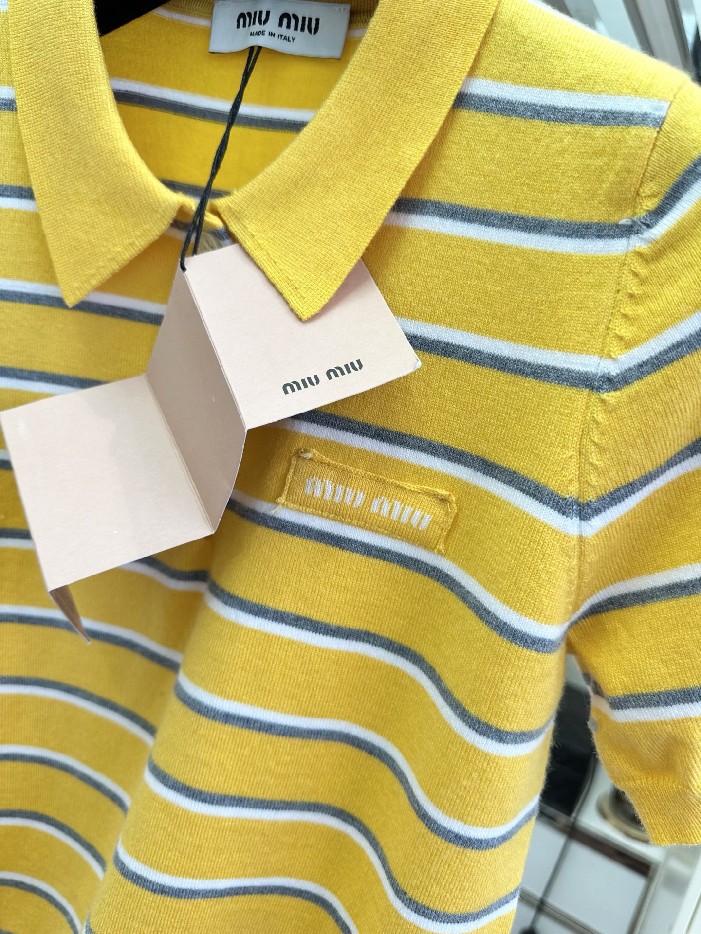 26SS miumiu条纹针织Polo衫，把甜妹的浪漫揉进针脚里。芒果黄色条纹，少女感与复古调调撞个满怀