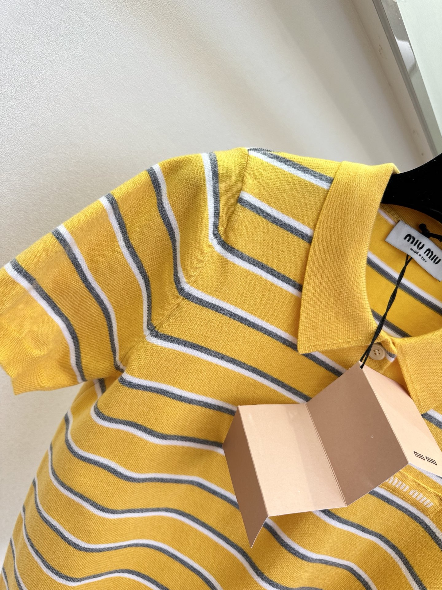 26SS miumiu条纹针织Polo衫，把甜妹的浪漫揉进针脚里。芒果黄色条纹，少女感与复古调调撞个满怀