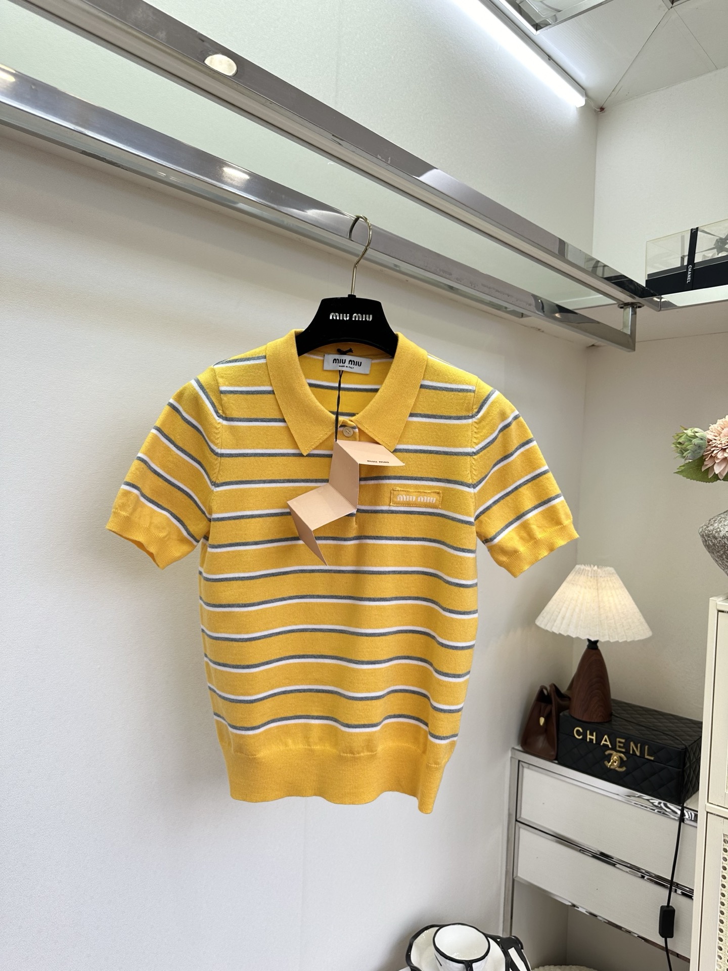 26SS miumiu条纹针织Polo衫，把甜妹的浪漫揉进针脚里。芒果黄色条纹，少女感与复古调调撞个满怀