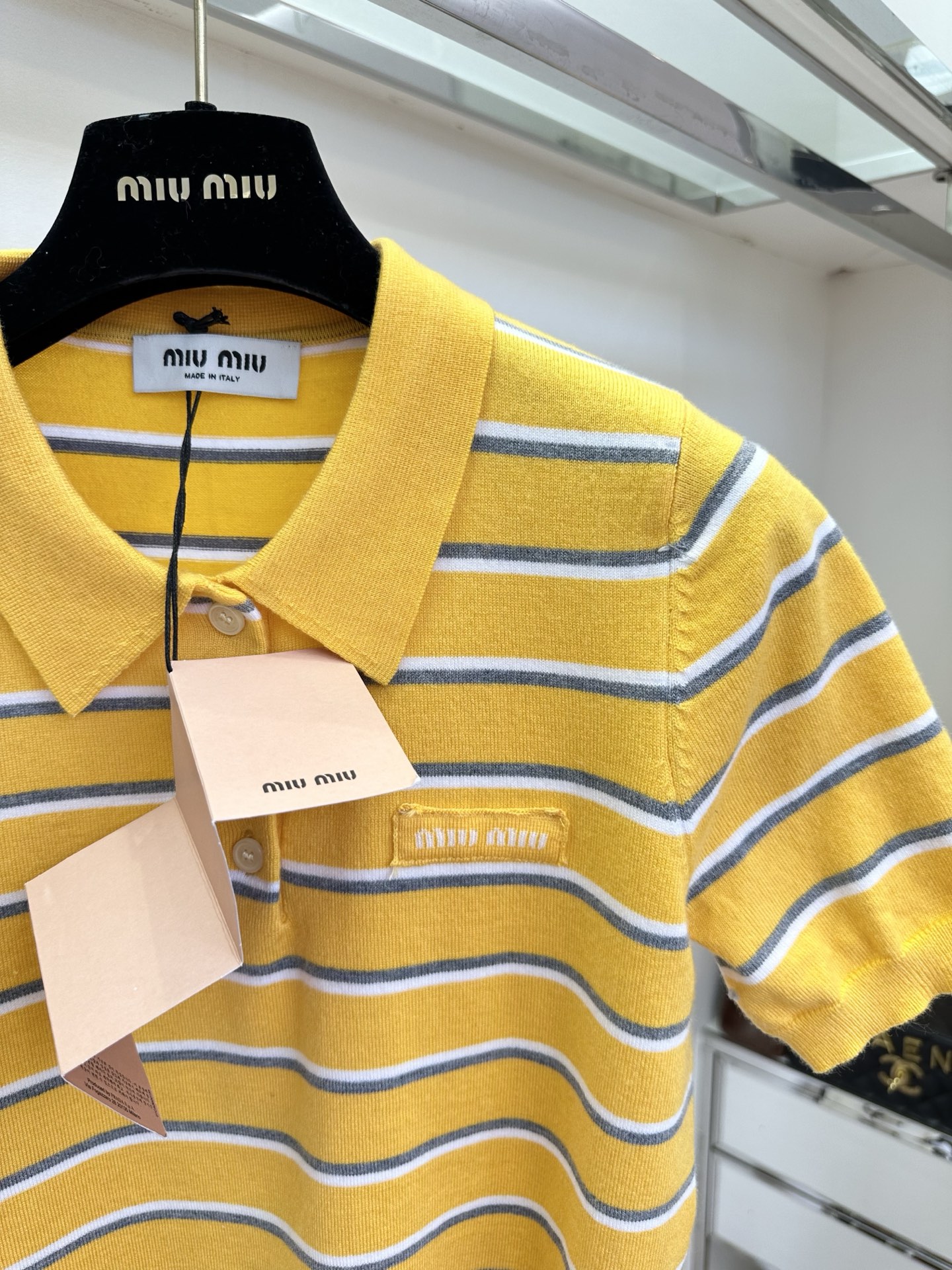 26SS miumiu条纹针织Polo衫，把甜妹的浪漫揉进针脚里。芒果黄色条纹，少女感与复古调调撞个满怀