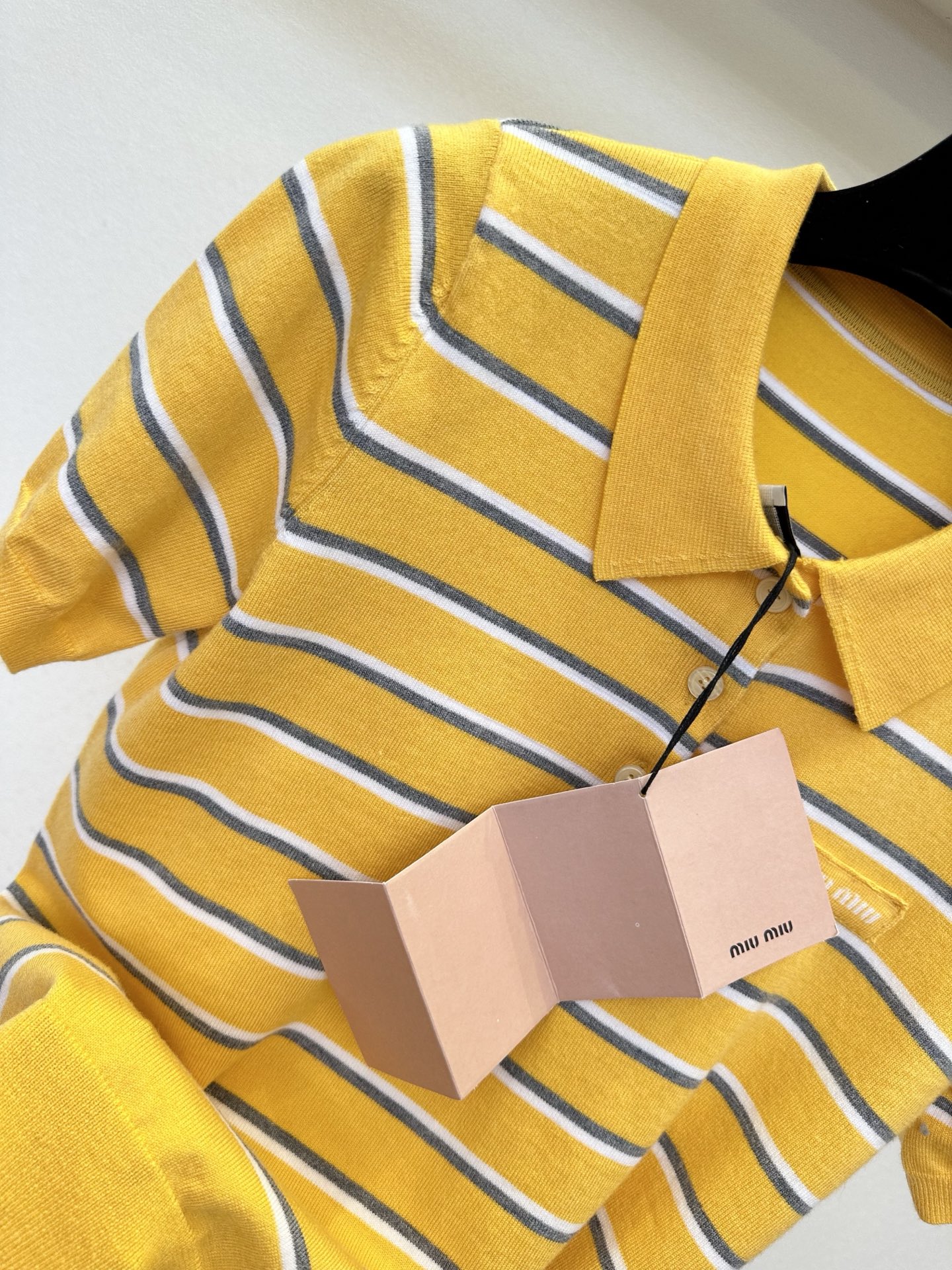 26SS miumiu条纹针织Polo衫，把甜妹的浪漫揉进针脚里。芒果黄色条纹，少女感与复古调调撞个满怀