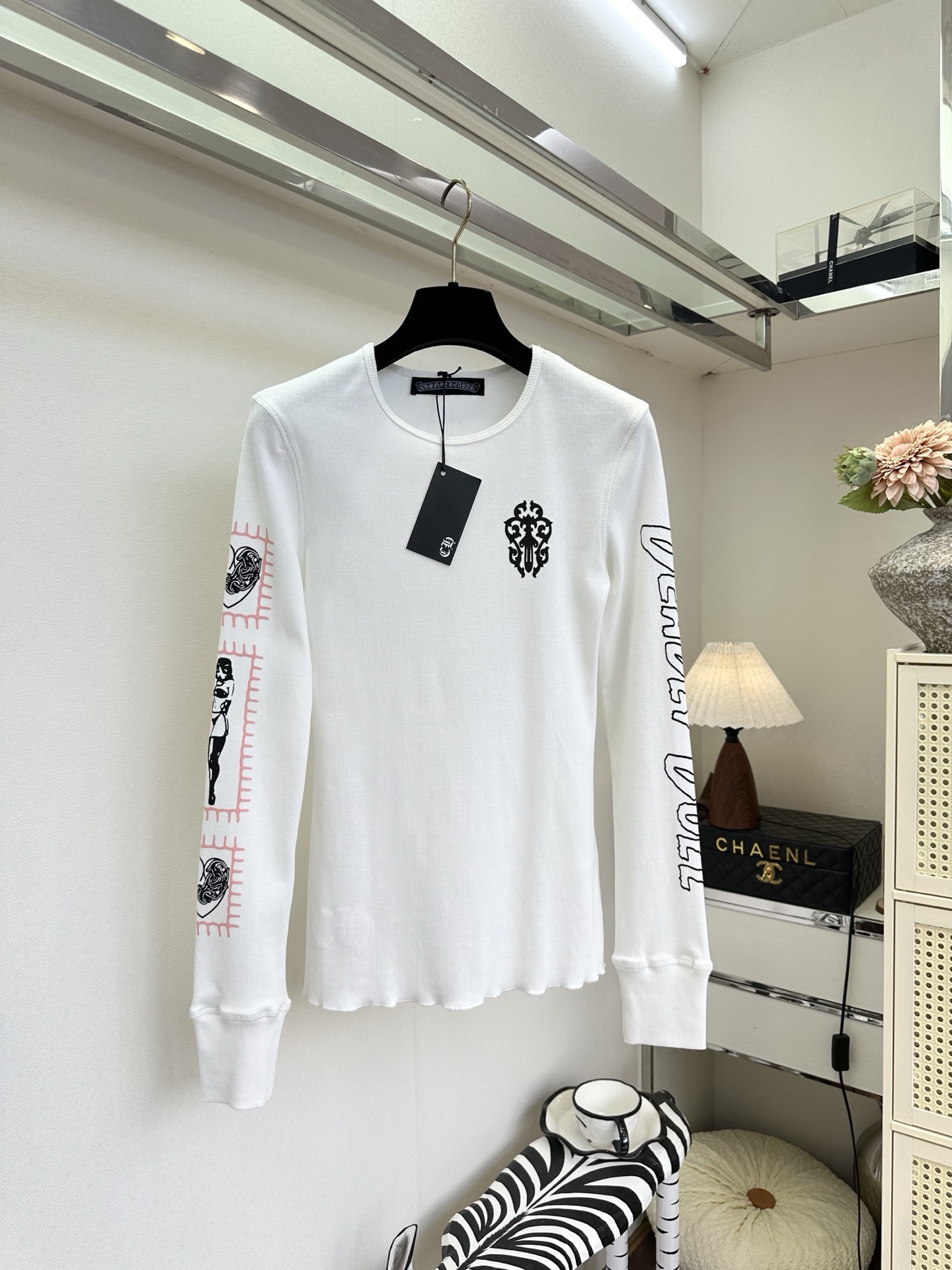 26SS 辣妹本命长袖打底！华夫格肌理软糯亲肤，复古印花+哥特字体自带Y2K滤镜，黑白两色都好搭，单穿叠