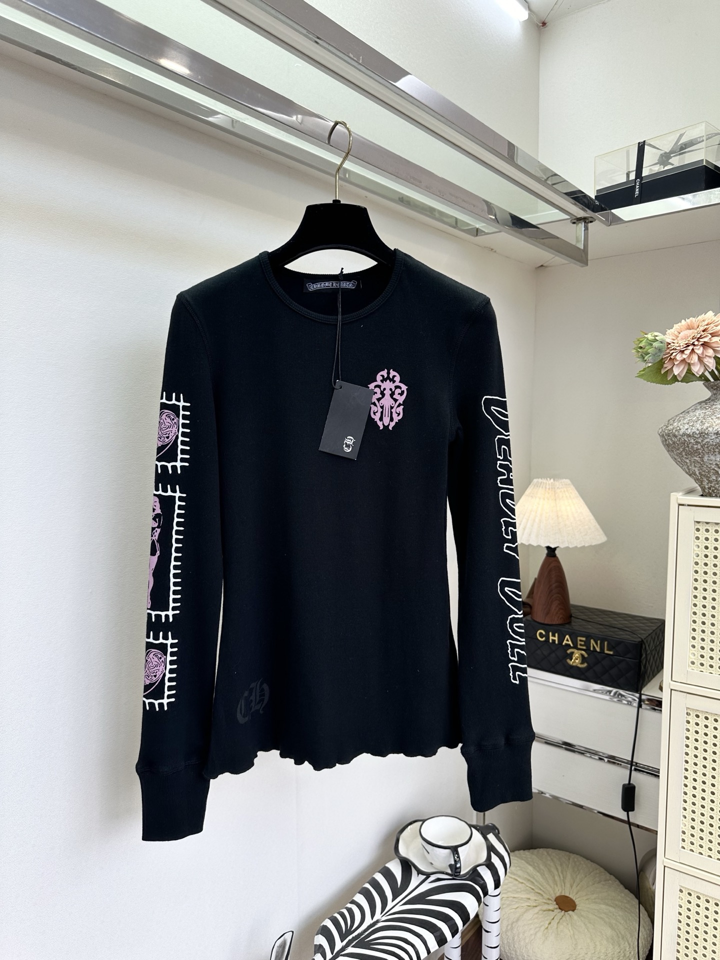 26SS 辣妹本命长袖打底！华夫格肌理软糯亲肤，复古印花+哥特字体自带Y2K滤镜，黑白两色都好搭，单穿叠