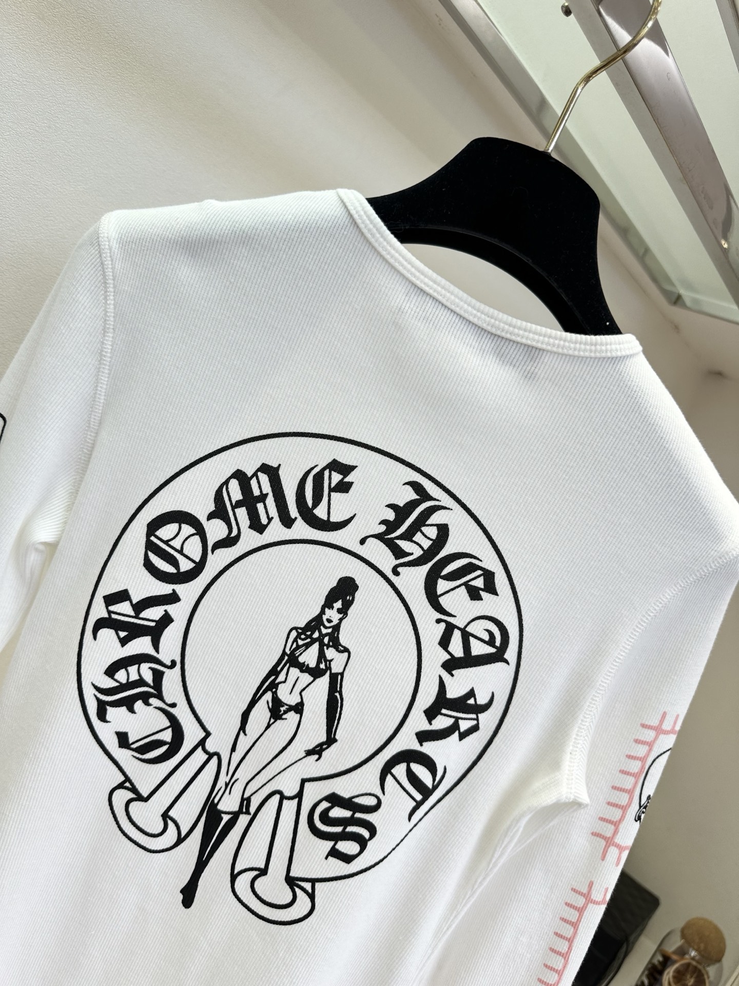 26SS 辣妹本命长袖打底！华夫格肌理软糯亲肤，复古印花+哥特字体自带Y2K滤镜，黑白两色都好搭，单穿叠