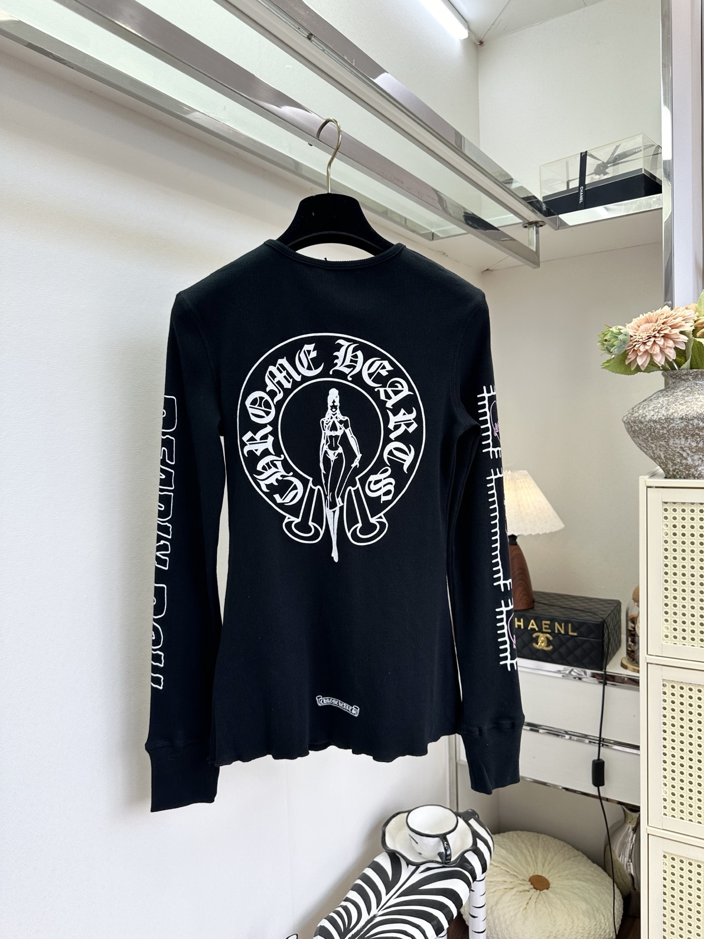 26SS 辣妹本命长袖打底！华夫格肌理软糯亲肤，复古印花+哥特字体自带Y2K滤镜，黑白两色都好搭，单穿叠