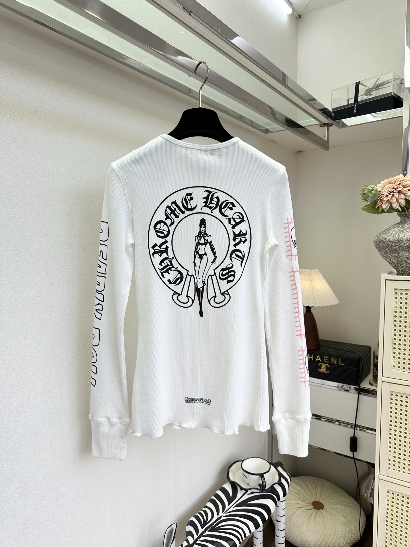 26SS 辣妹本命长袖打底！华夫格肌理软糯亲肤，复古印花+哥特字体自带Y2K滤镜，黑白两色都好搭，单穿叠