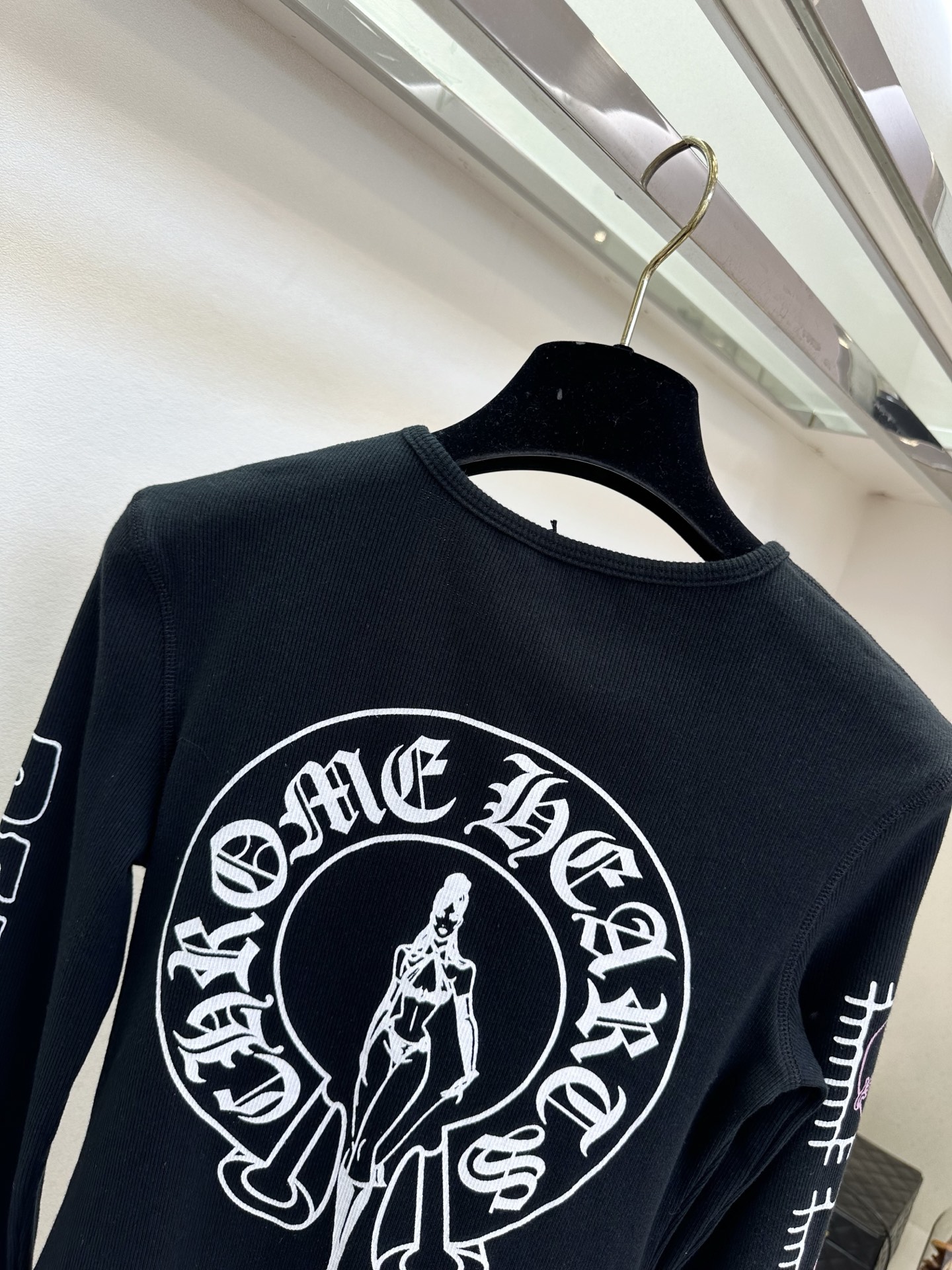 26SS 辣妹本命长袖打底！华夫格肌理软糯亲肤，复古印花+哥特字体自带Y2K滤镜，黑白两色都好搭，单穿叠