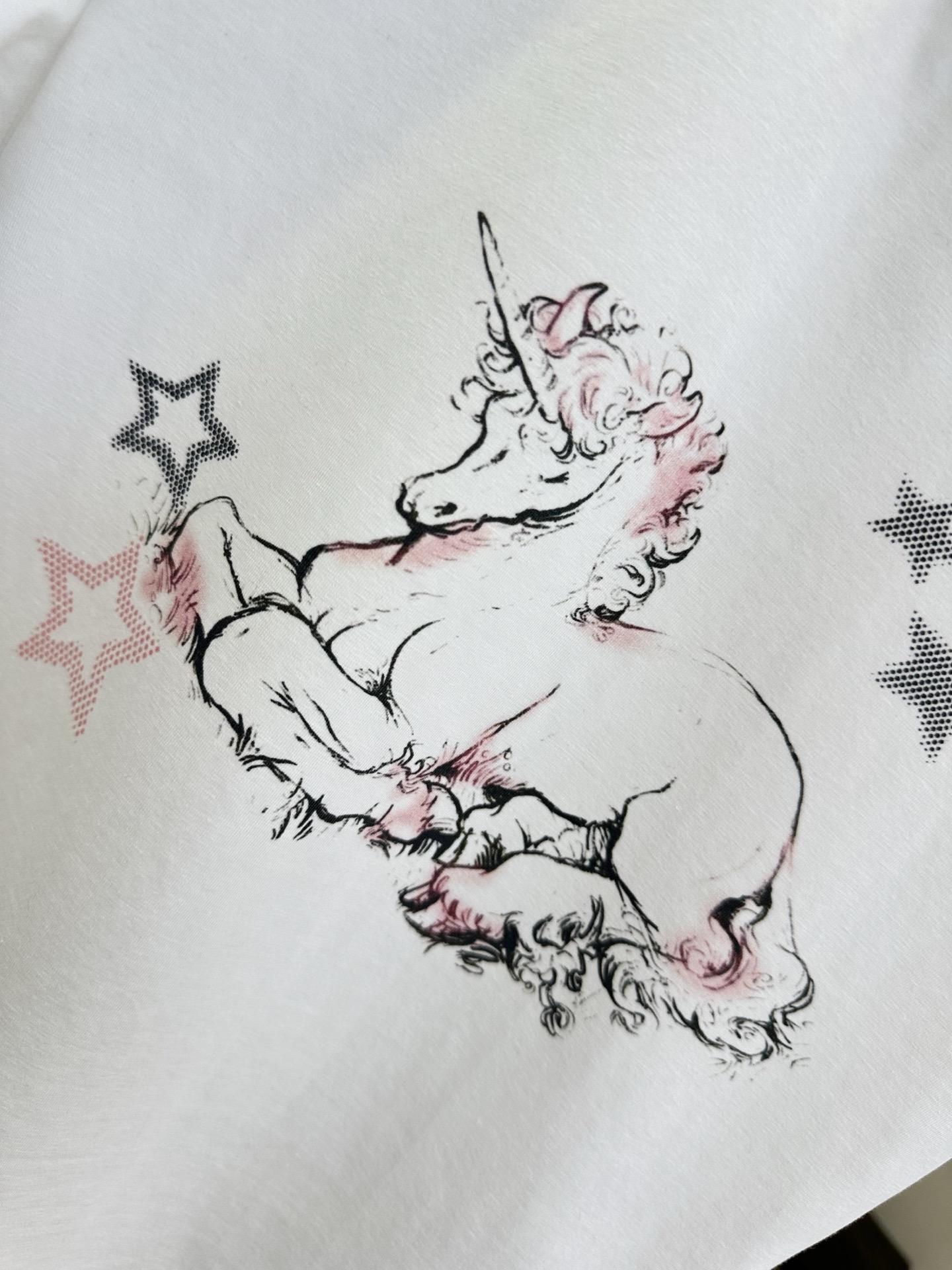 26SS 解锁夏日甜酷感｜独角兽印花短T干净的白底色+复古手绘独角兽，简约却藏着小心机高圆领+短款版型，
