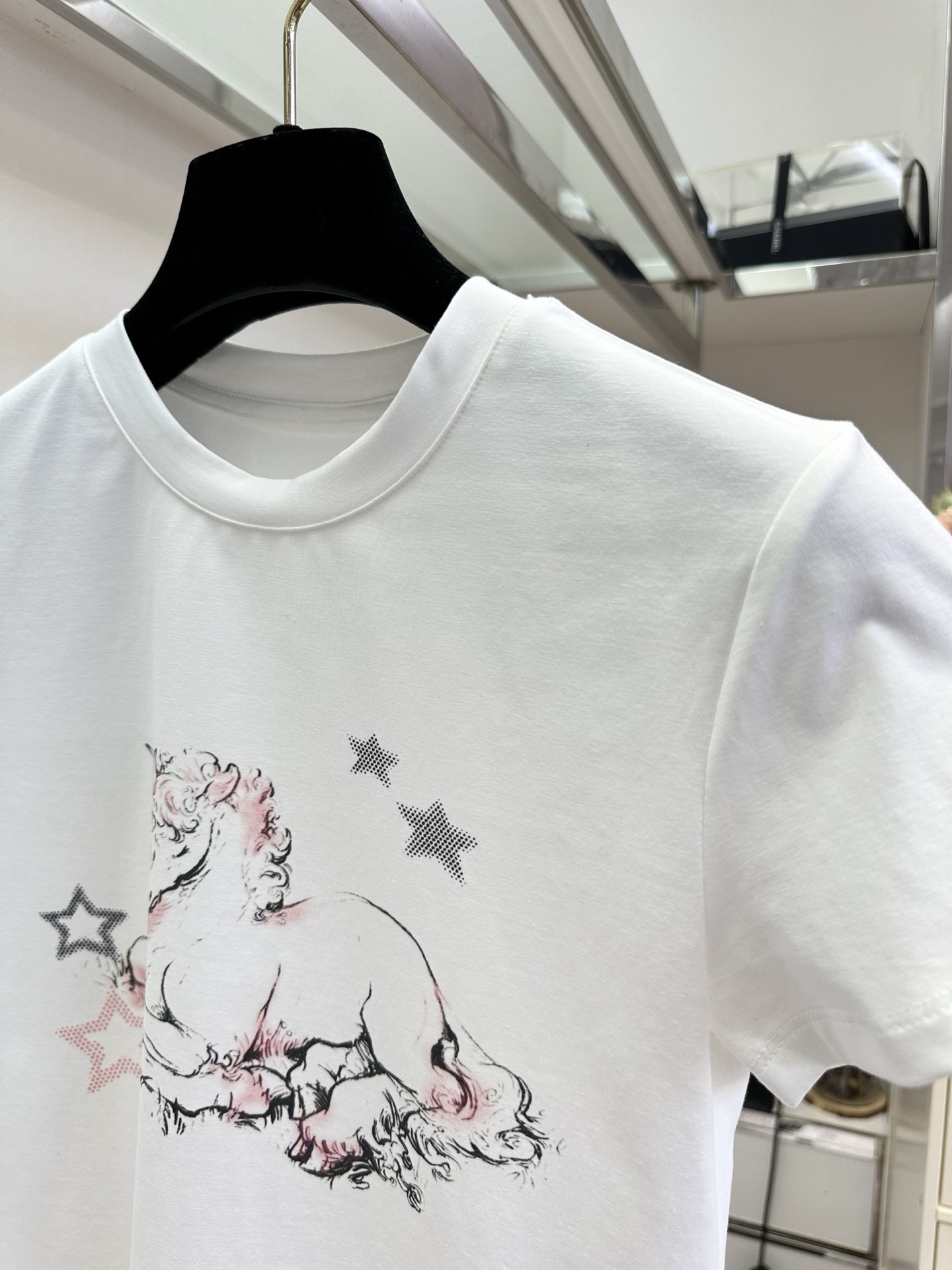 26SS 解锁夏日甜酷感｜独角兽印花短T干净的白底色+复古手绘独角兽，简约却藏着小心机高圆领+短款版型，
