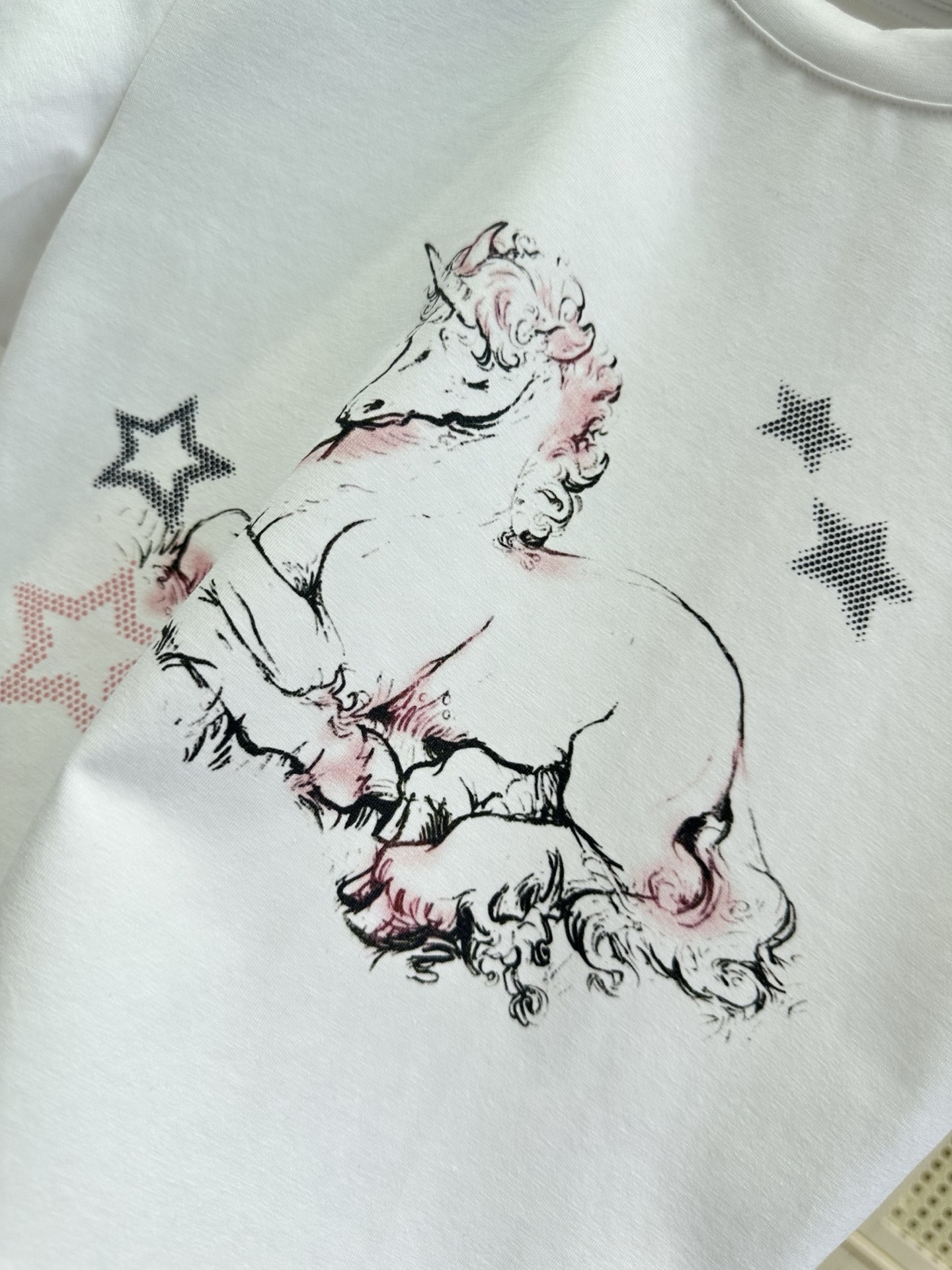 26SS 解锁夏日甜酷感｜独角兽印花短T干净的白底色+复古手绘独角兽，简约却藏着小心机高圆领+短款版型，