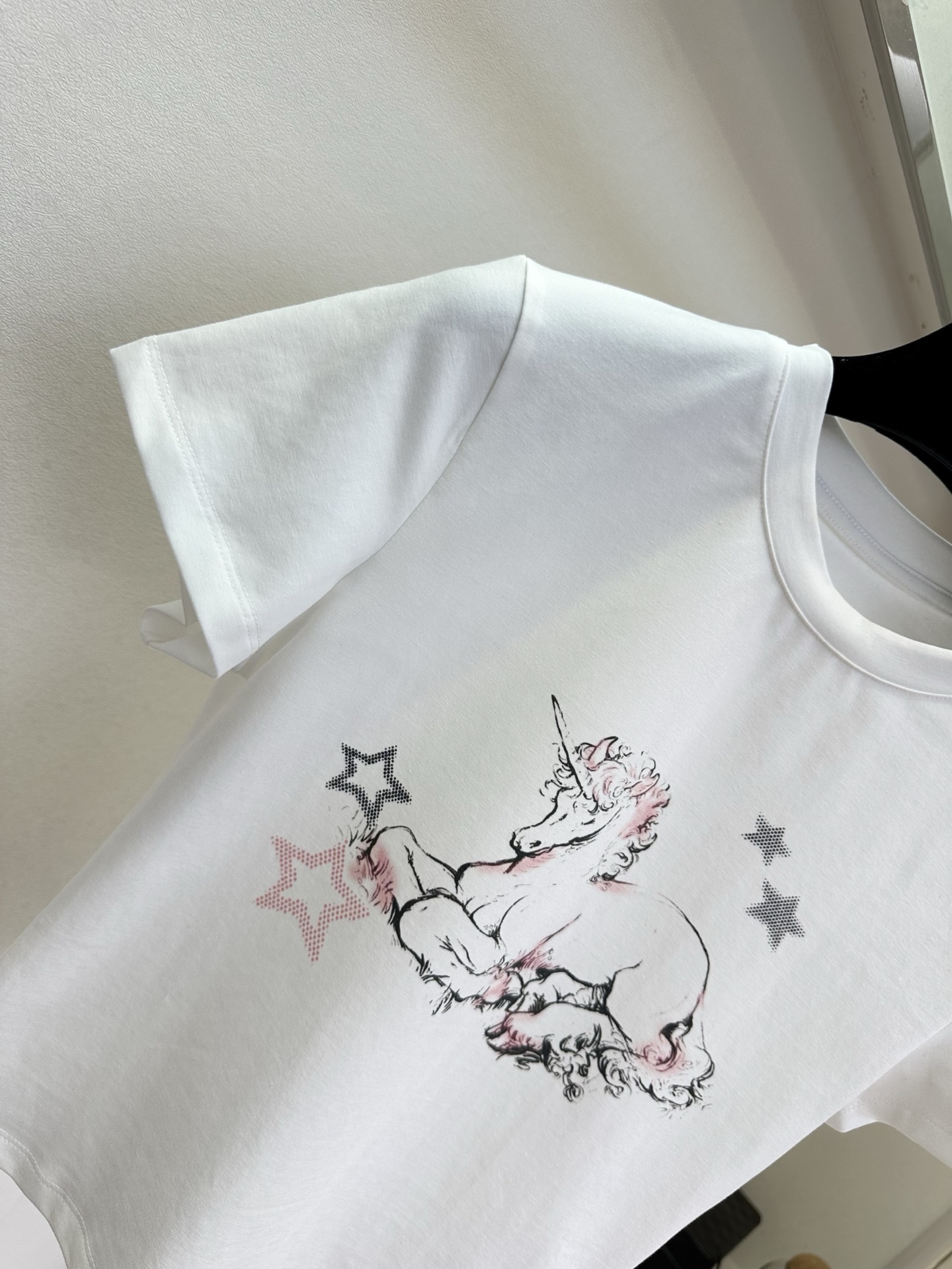 26SS 解锁夏日甜酷感｜独角兽印花短T干净的白底色+复古手绘独角兽，简约却藏着小心机高圆领+短款版型，