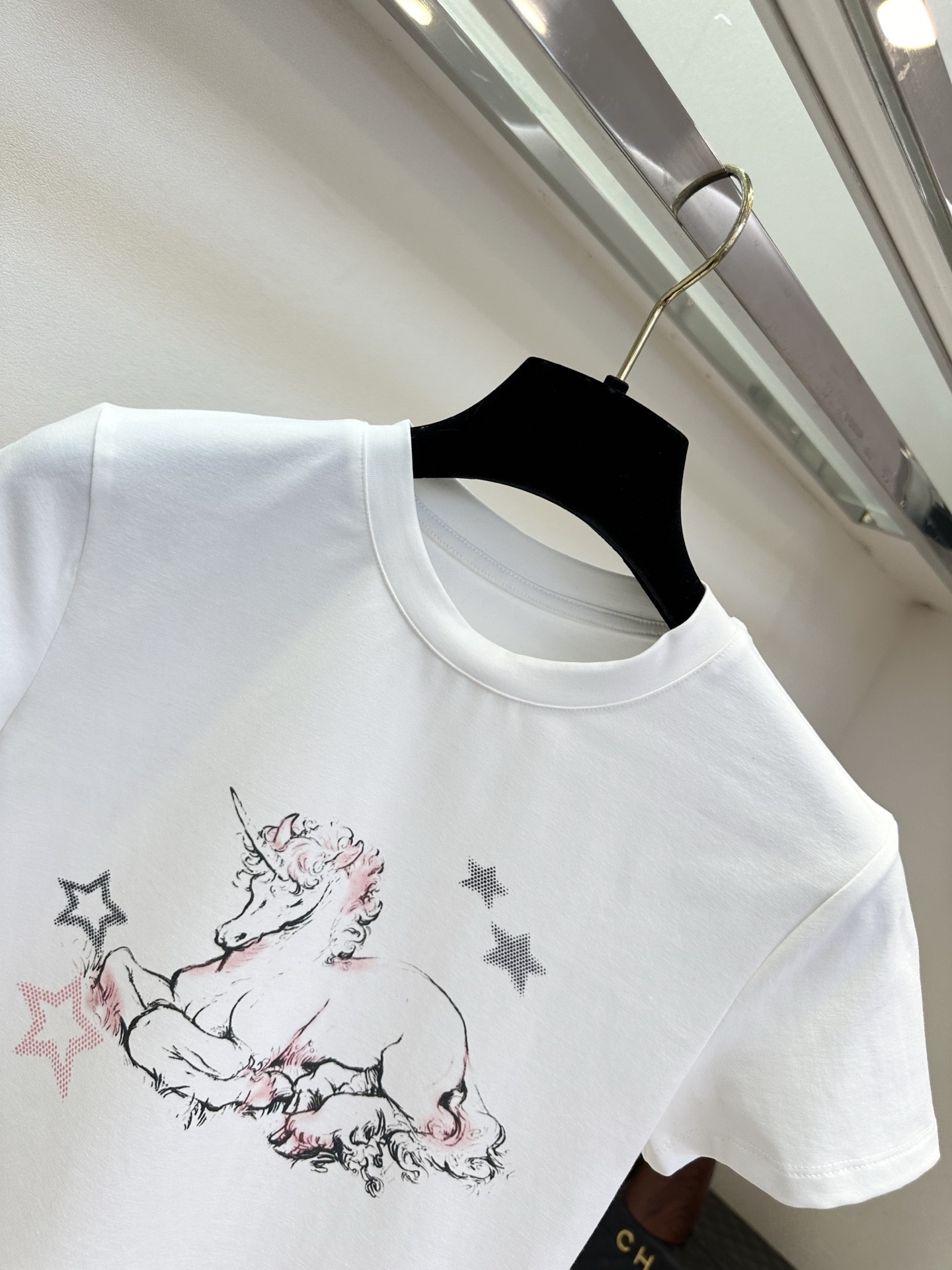 26SS 解锁夏日甜酷感｜独角兽印花短T干净的白底色+复古手绘独角兽，简约却藏着小心机高圆领+短款版型，