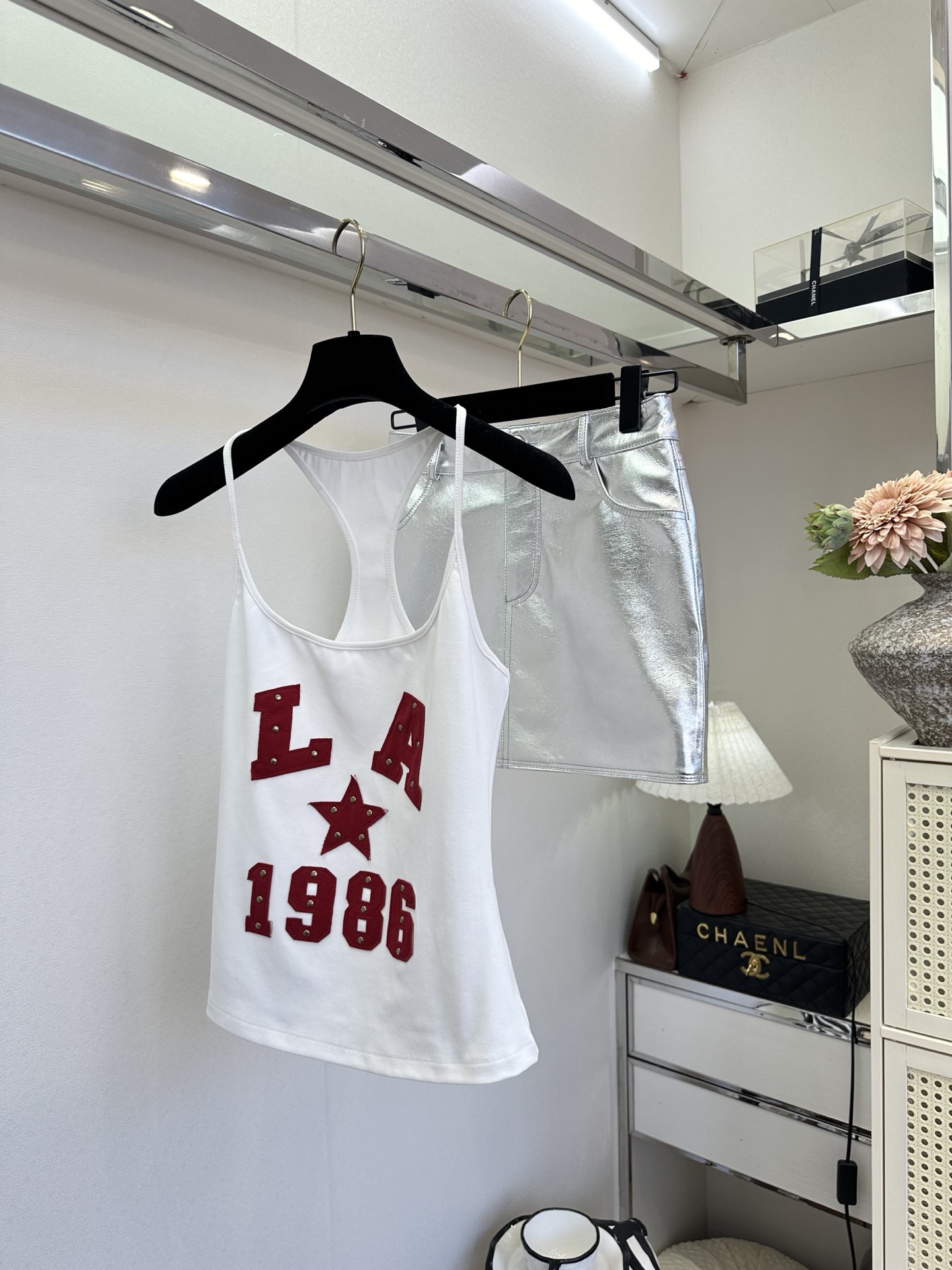 26SS 解锁夏日甜酷感｜美式复古感拉满的工字背心✨铆钉+植绒字母的细节太戳人酒红显白又热烈，白色干净又