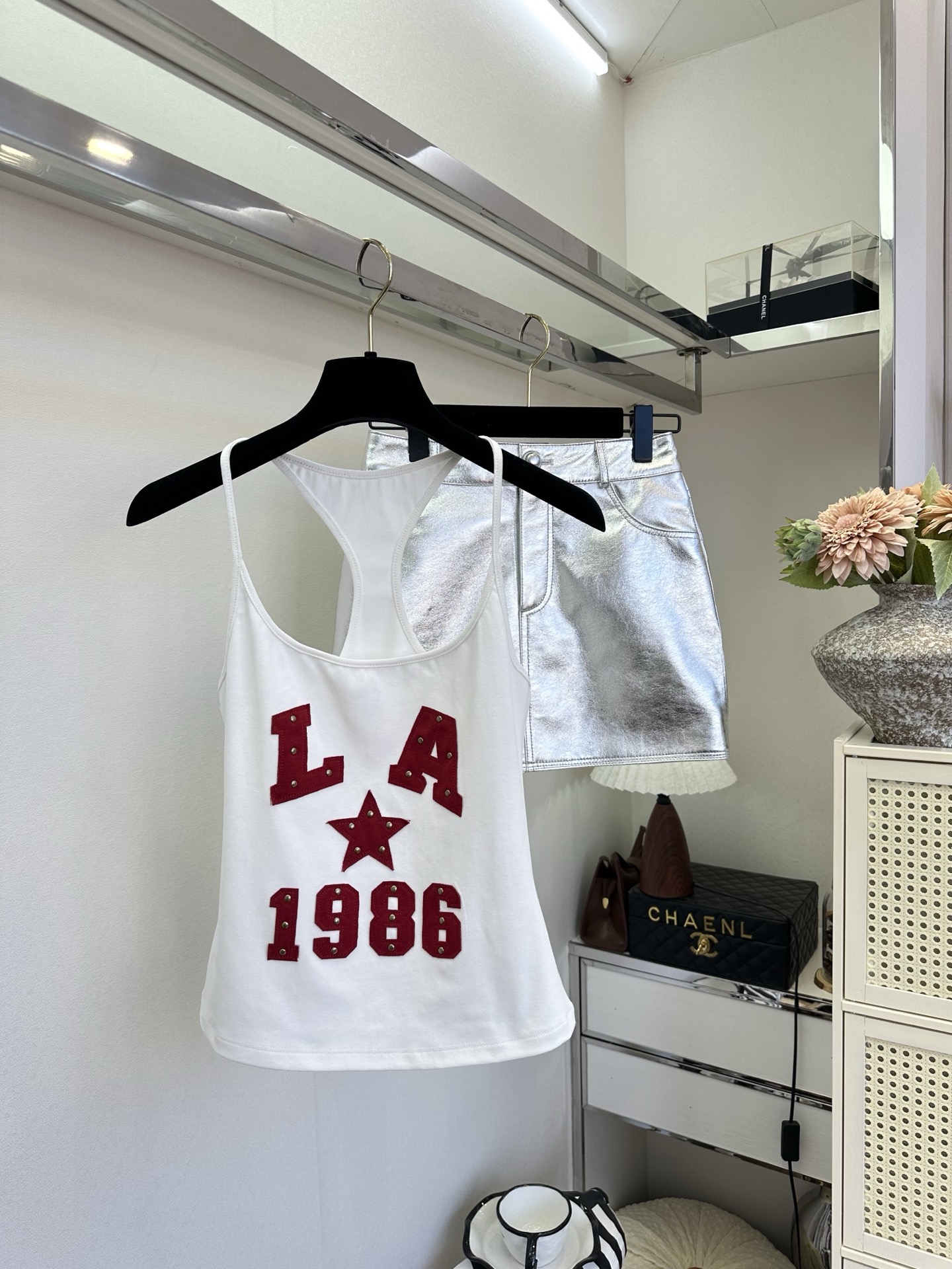 26SS 解锁夏日甜酷感｜美式复古感拉满的工字背心✨铆钉+植绒字母的细节太戳人酒红显白又热烈，白色干净又