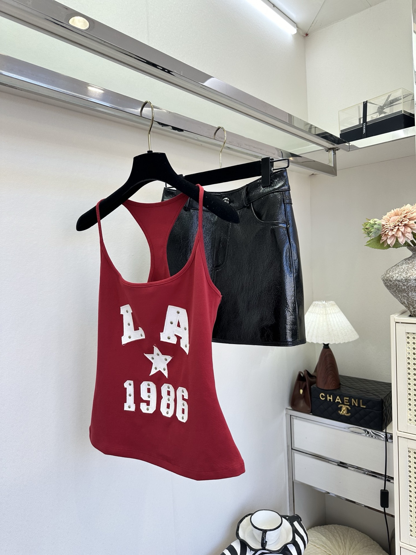 26SS 解锁夏日甜酷感｜美式复古感拉满的工字背心✨铆钉+植绒字母的细节太戳人酒红显白又热烈，白色干净又