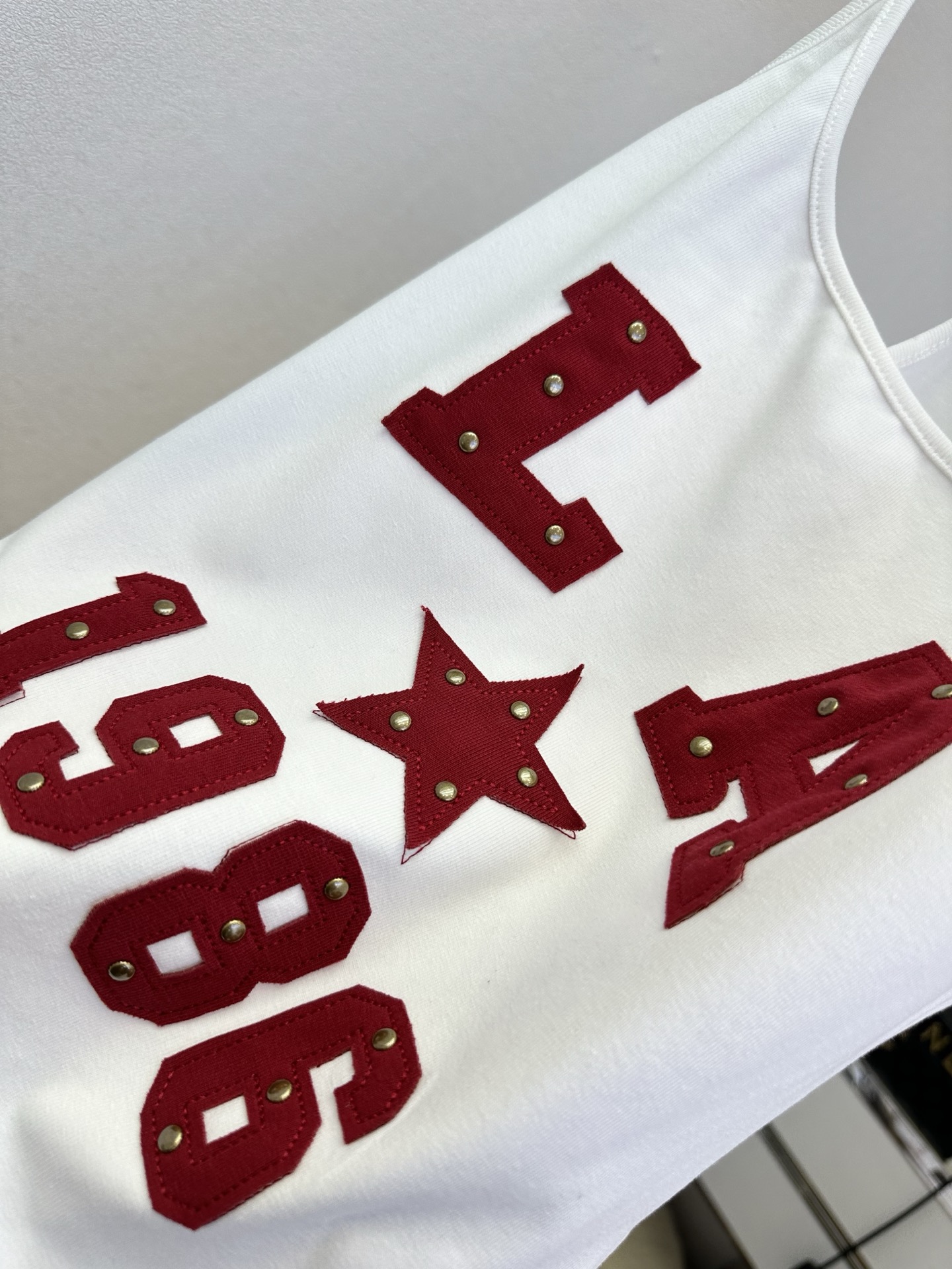 26SS 解锁夏日甜酷感｜美式复古感拉满的工字背心✨铆钉+植绒字母的细节太戳人酒红显白又热烈，白色干净又