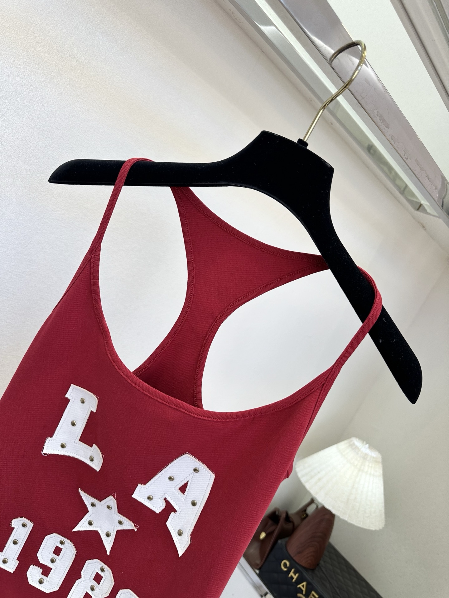 26SS 解锁夏日甜酷感｜美式复古感拉满的工字背心✨铆钉+植绒字母的细节太戳人酒红显白又热烈，白色干净又