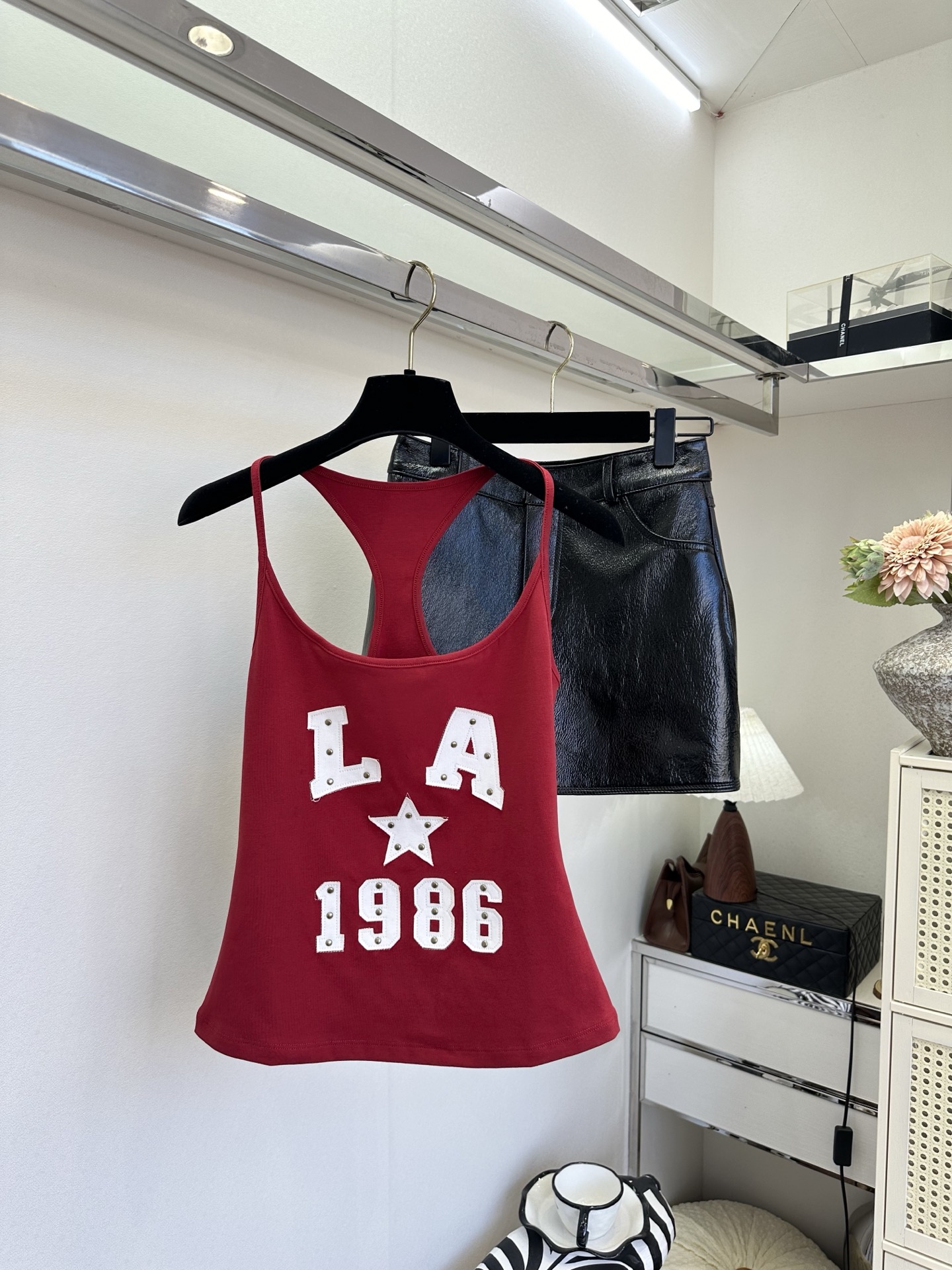 26SS 解锁夏日甜酷感｜美式复古感拉满的工字背心✨铆钉+植绒字母的细节太戳人酒红显白又热烈，白色干净又