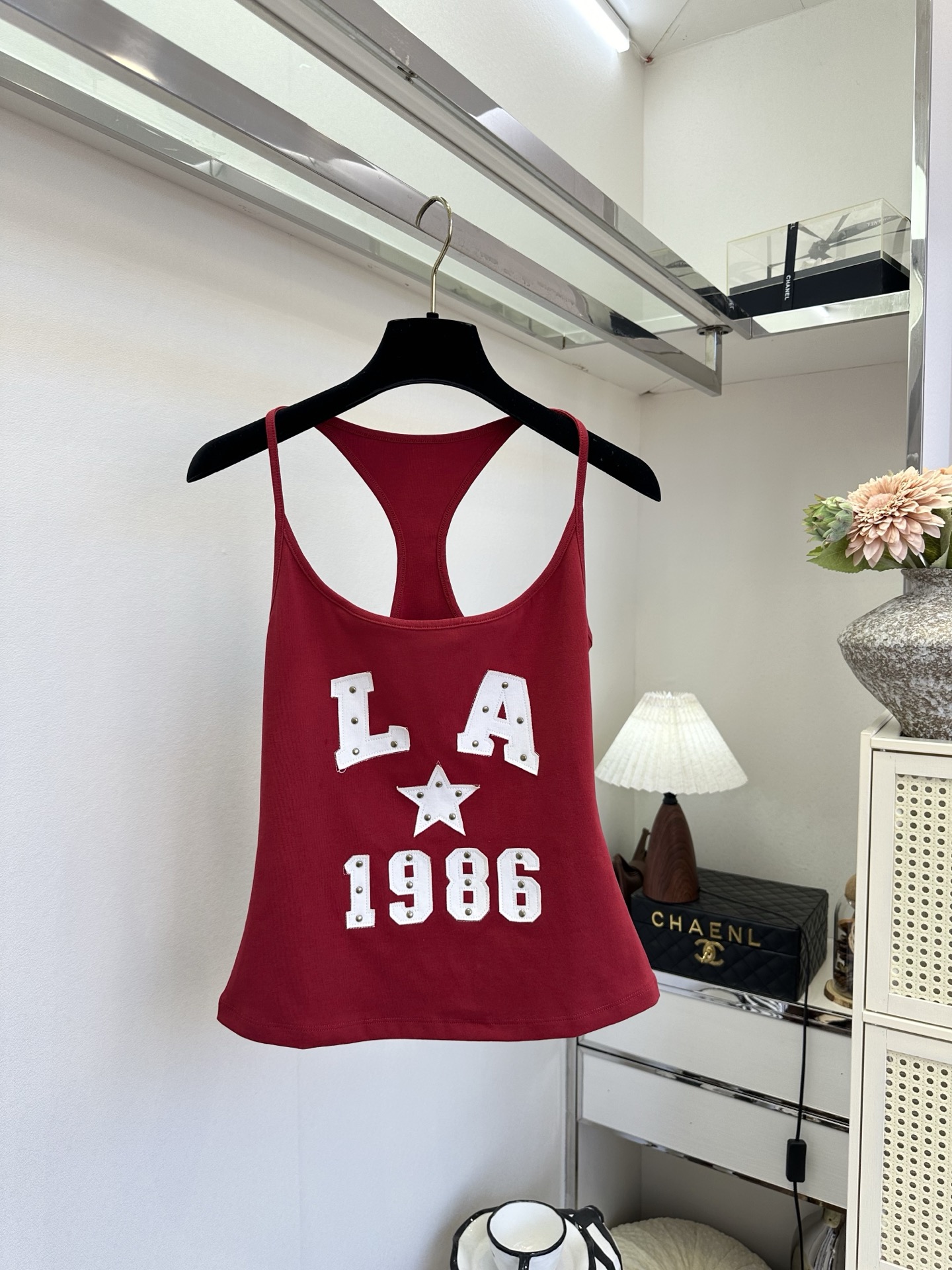 26SS 解锁夏日甜酷感｜美式复古感拉满的工字背心✨铆钉+植绒字母的细节太戳人酒红显白又热烈，白色干净又