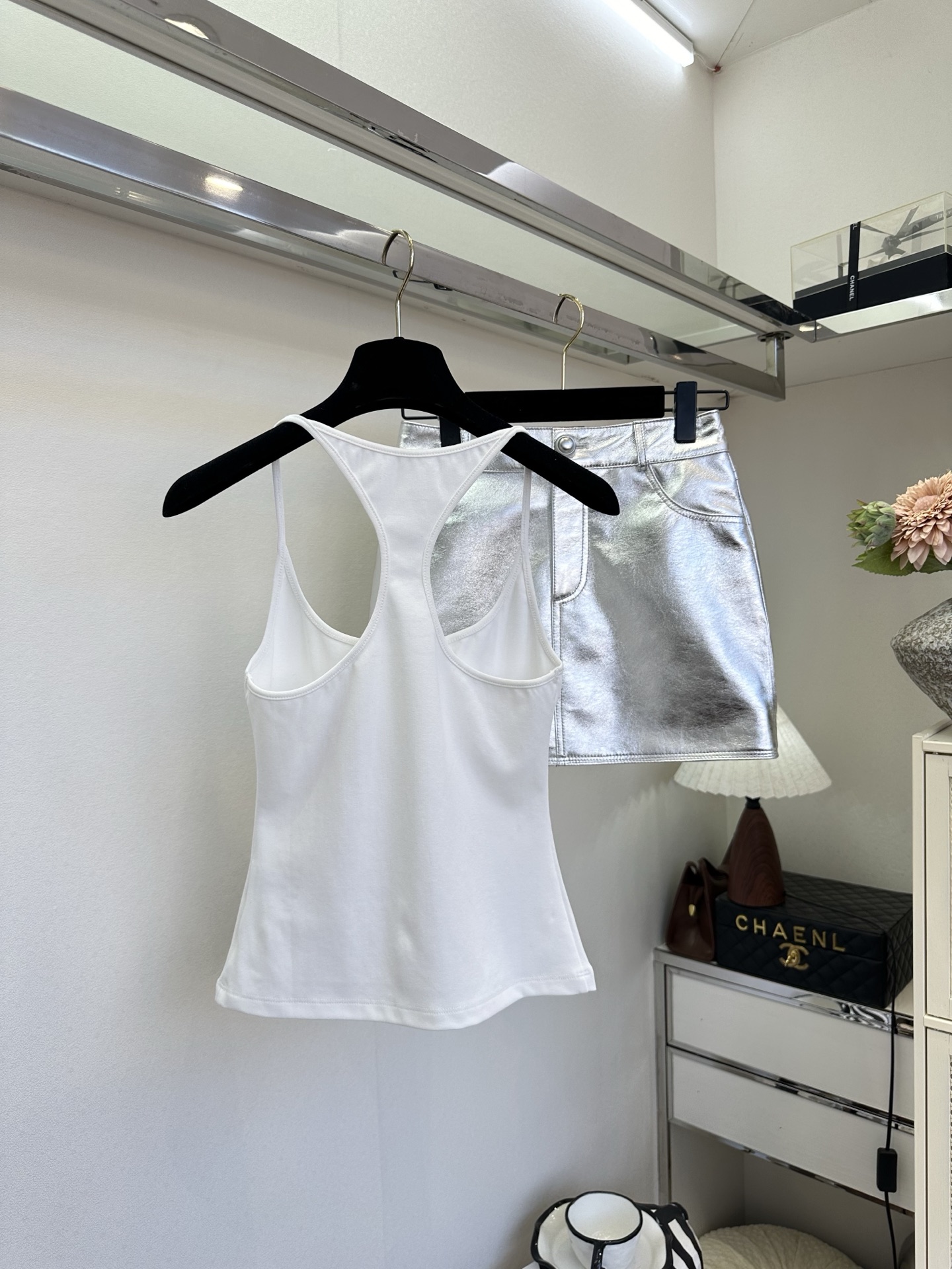 26SS 解锁夏日甜酷感｜美式复古感拉满的工字背心✨铆钉+植绒字母的细节太戳人酒红显白又热烈，白色干净又