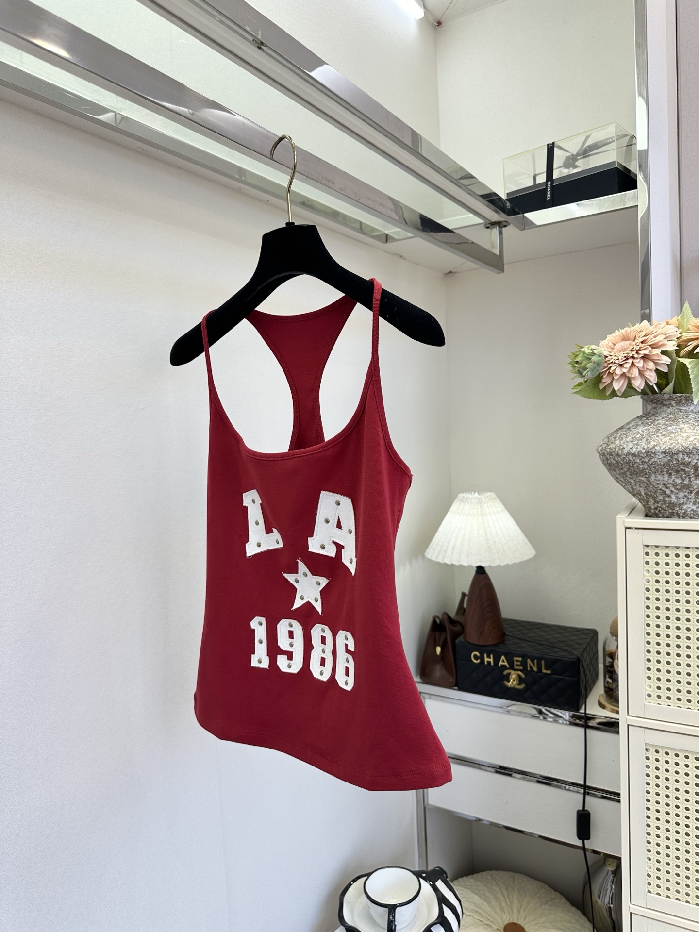 26SS 解锁夏日甜酷感｜美式复古感拉满的工字背心✨铆钉+植绒字母的细节太戳人酒红显白又热烈，白色干净又