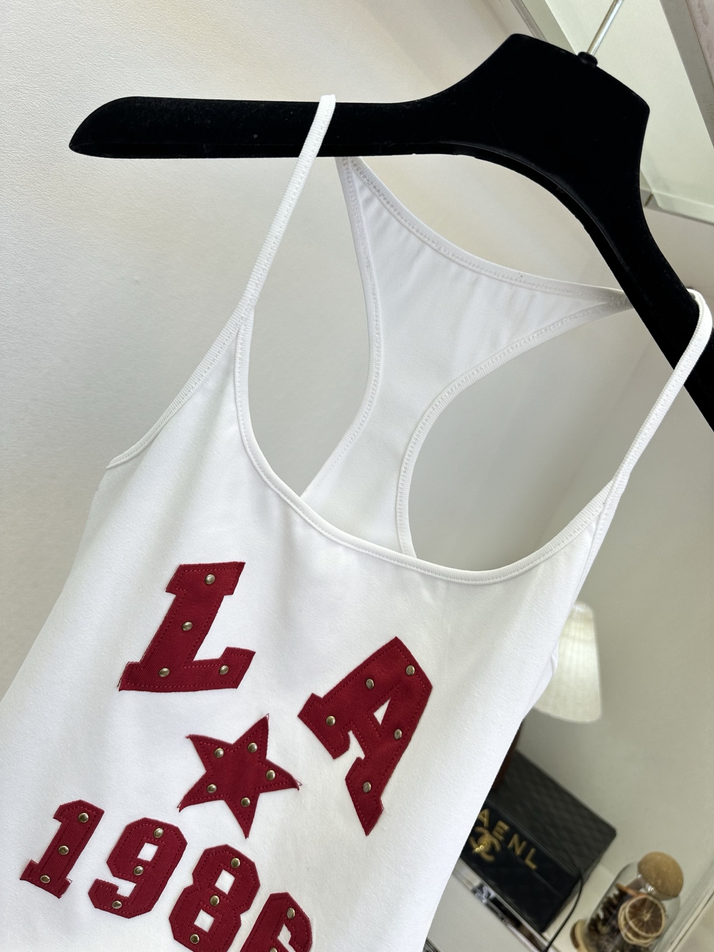 26SS 解锁夏日甜酷感｜美式复古感拉满的工字背心✨铆钉+植绒字母的细节太戳人酒红显白又热烈，白色干净又